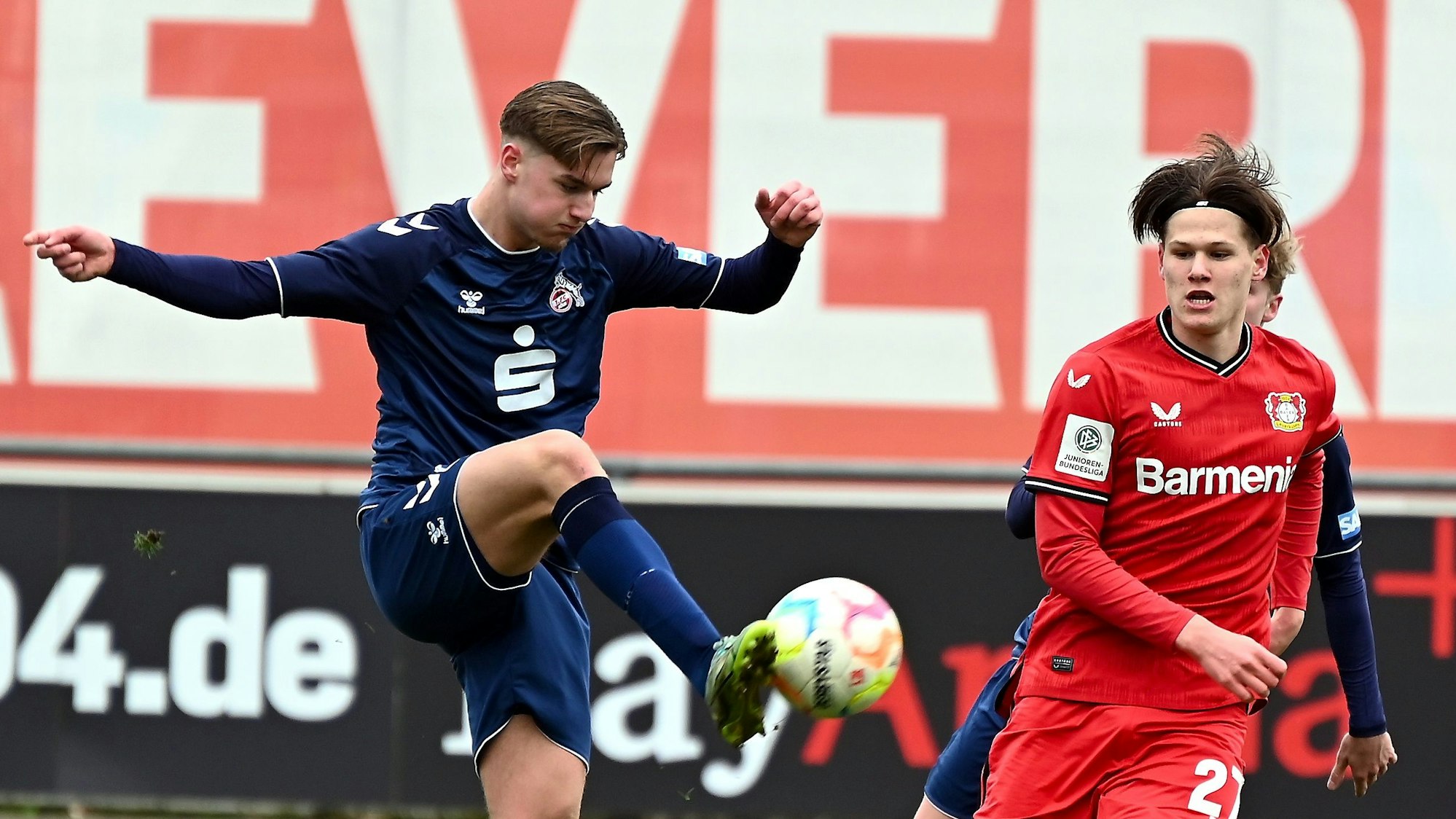 02.04.2023, Fussball-B-Jugend-Bayer 04-FC köln
links: Gabriel Miocevic (Köln)
rechts: Artem Stepanov (Bayer)
Foto: Uli Herhaus