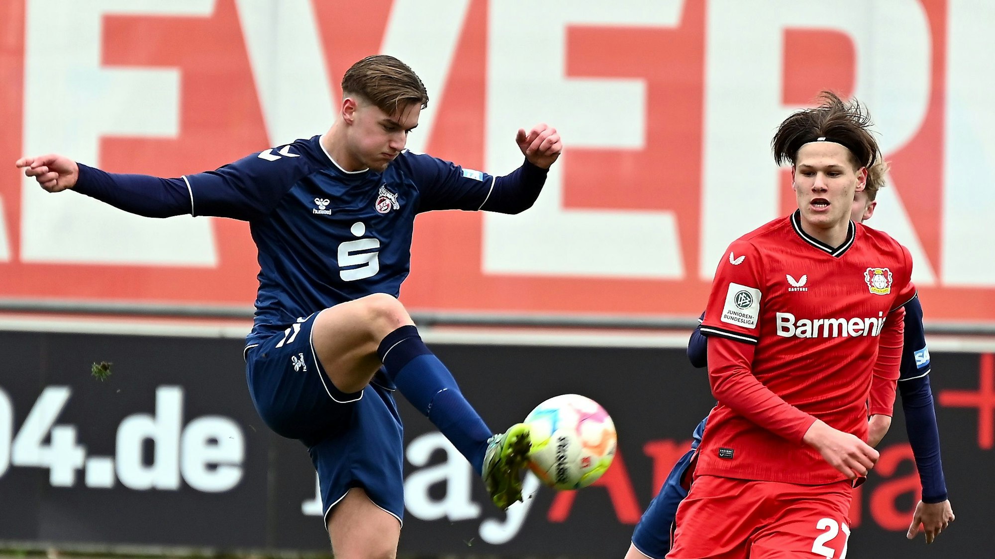 02.04.2023, Fussball-B-Jugend-Bayer 04-FC köln
links: Gabriel Miocevic (Köln)
rechts: Artem Stepanov (Bayer)
Foto: Uli Herhaus