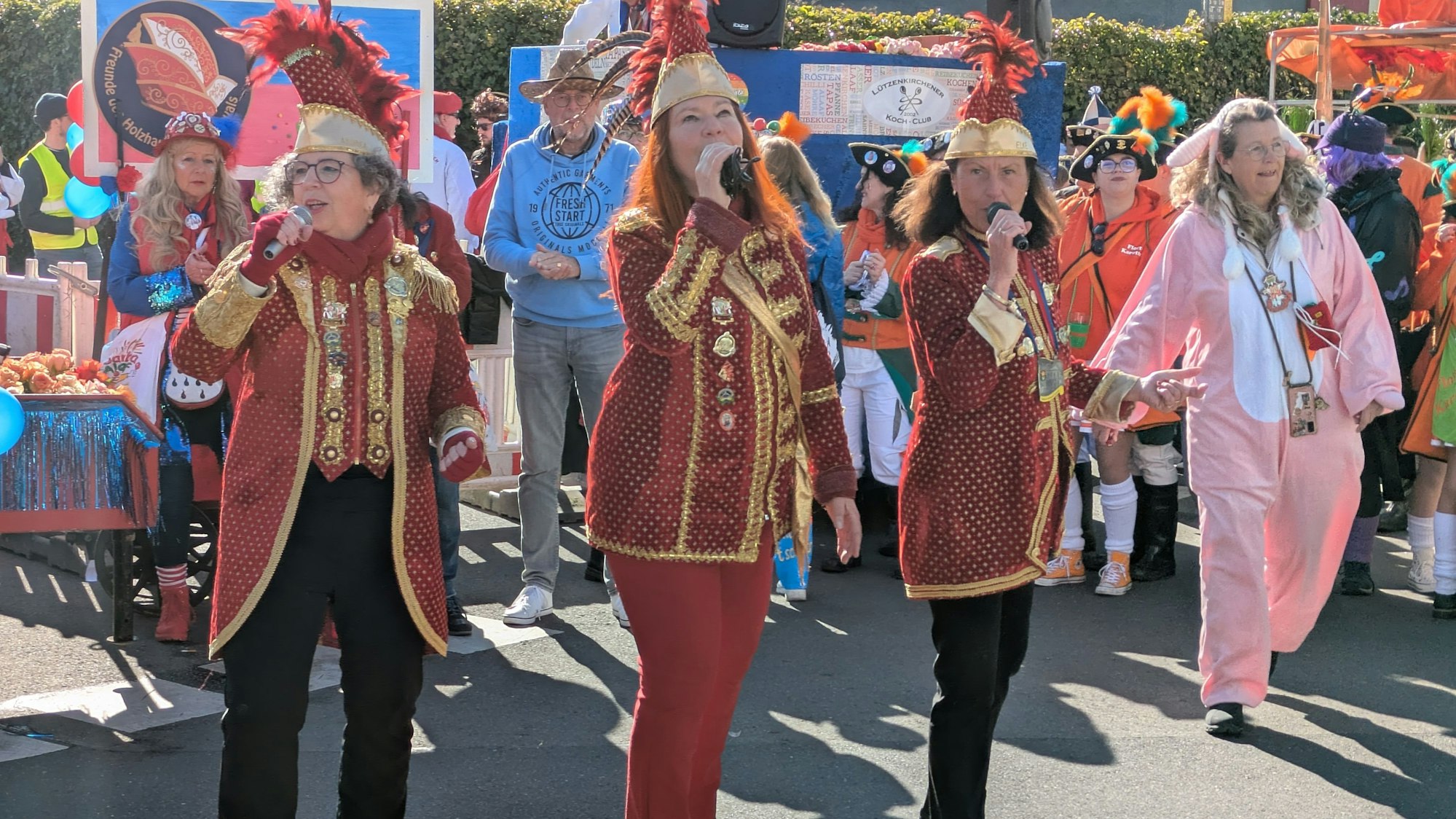 Prinz Bea (M.) mit Elke (r.) und Andrea m