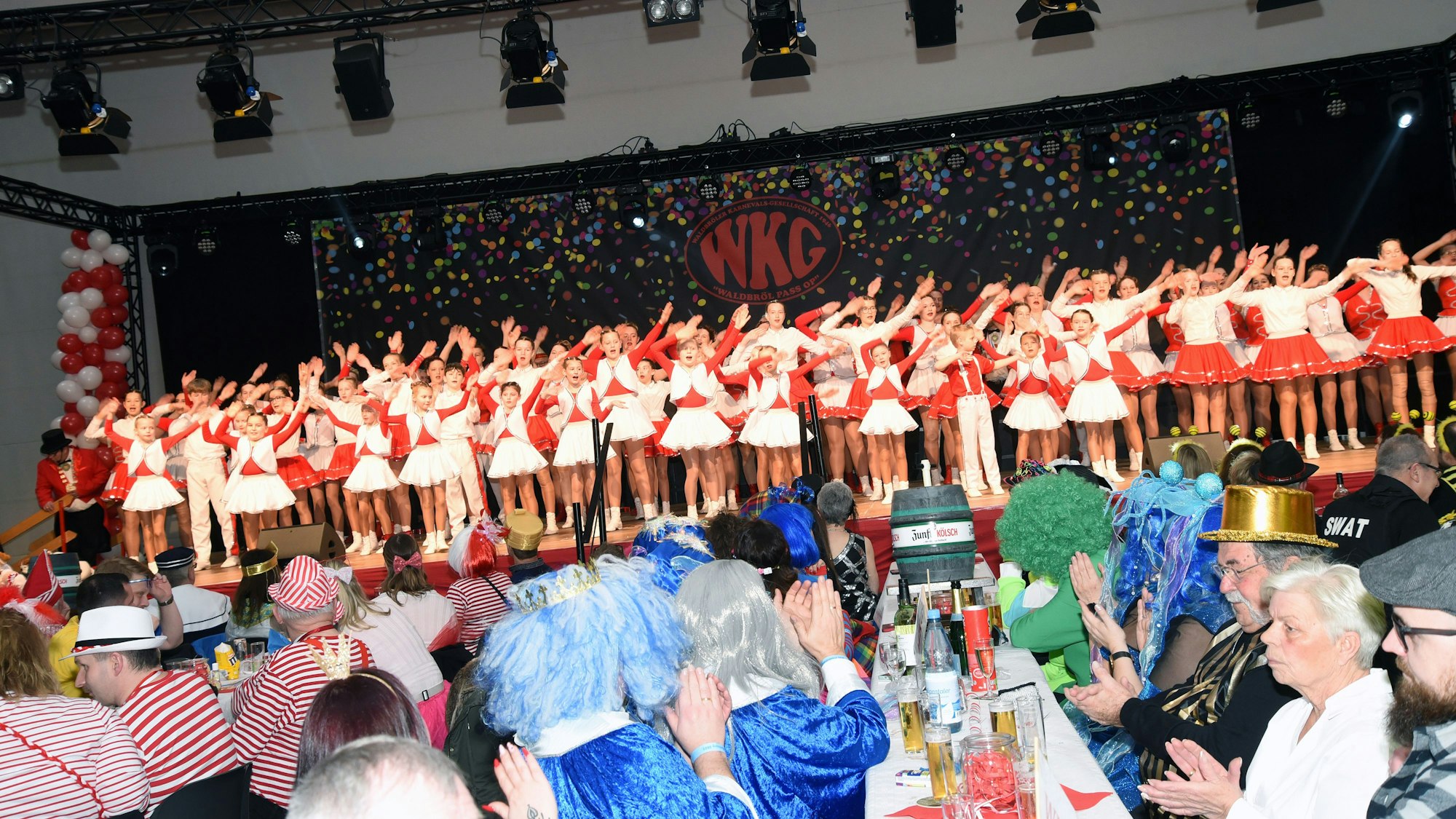 Eine Tanzgruppe bei einer Karnevalssitzung in Waldbröl auf der Bühne.
