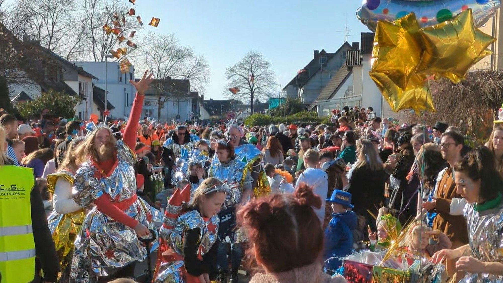 Karnevalisten werden Kamelle in einem Zug