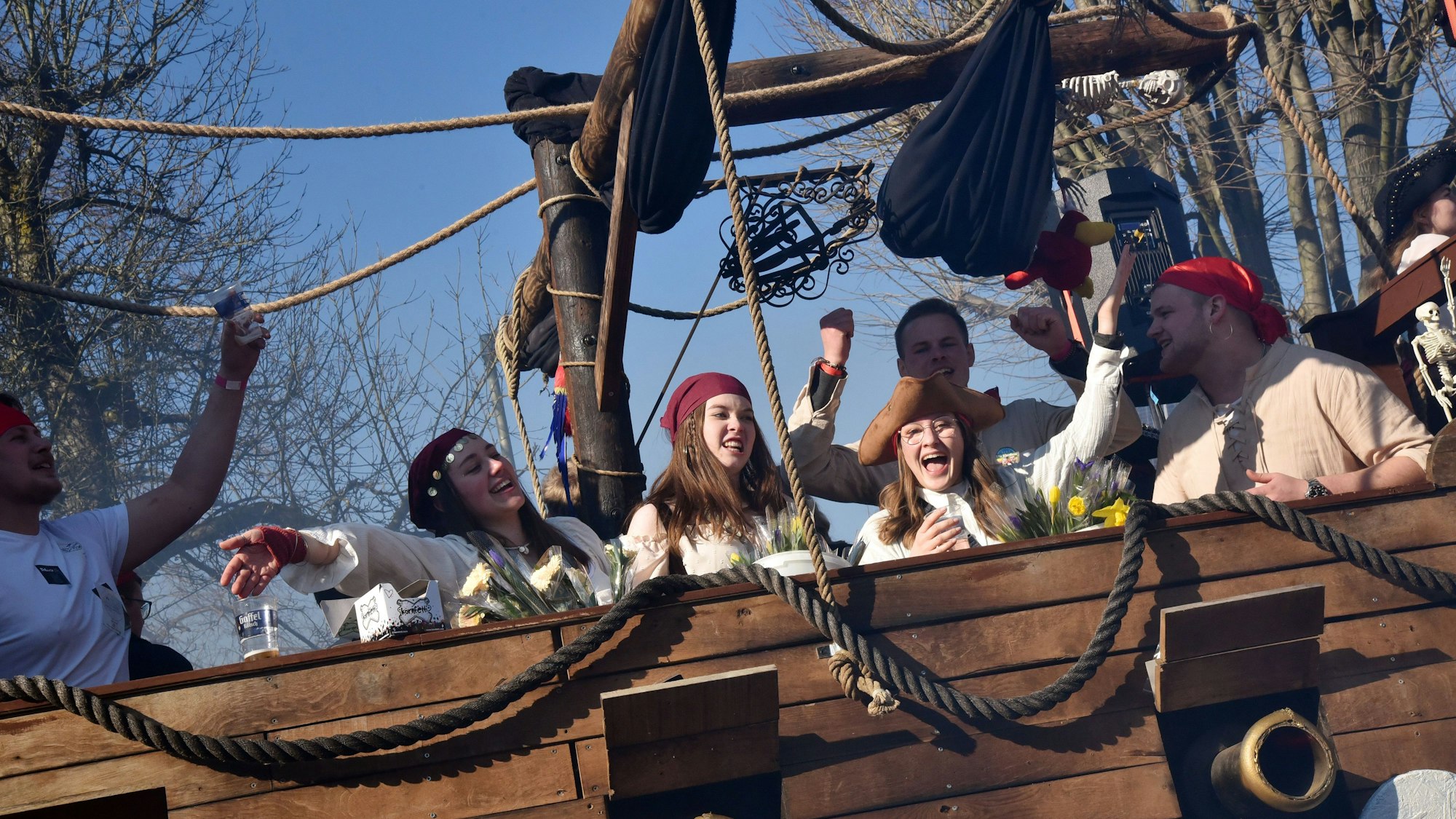 Als Piraten verkleidete junge Leute bei einem Karnevalsumzug.