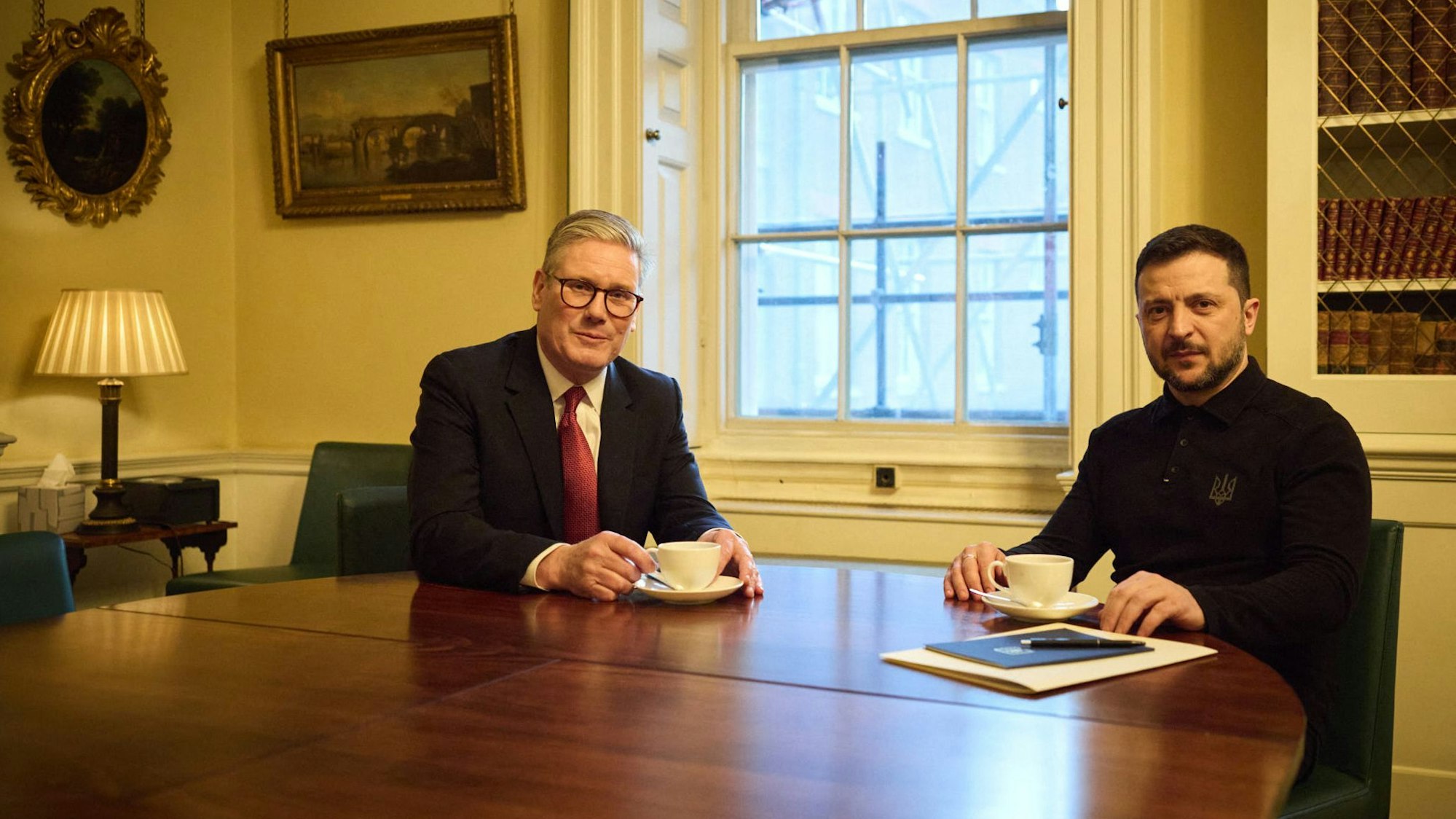 In this handout photograph taken and released by the Ukrainian Presidential Press Service on March 1, 2025, Ukraine's President Volodymyr Zelensky (R) and Britain's Prime Minister Keir Starmer (L) pose for a photo during their talks in London, amid the Russian invasion of Ukraine. (Photo by Handout / UKRAINIAN PRESIDENTIAL PRESS SERVICE / AFP) / RESTRICTED TO EDITORIAL USE - MANDATORY CREDIT "AFP PHOTO / HANDOUT / UKRAINIAN PRESIDENTIAL PRESS SERVICE" - NO MARKETING NO ADVERTISING CAMPAIGNS - DISTRIBUTED AS A SERVICE TO CLIENTS