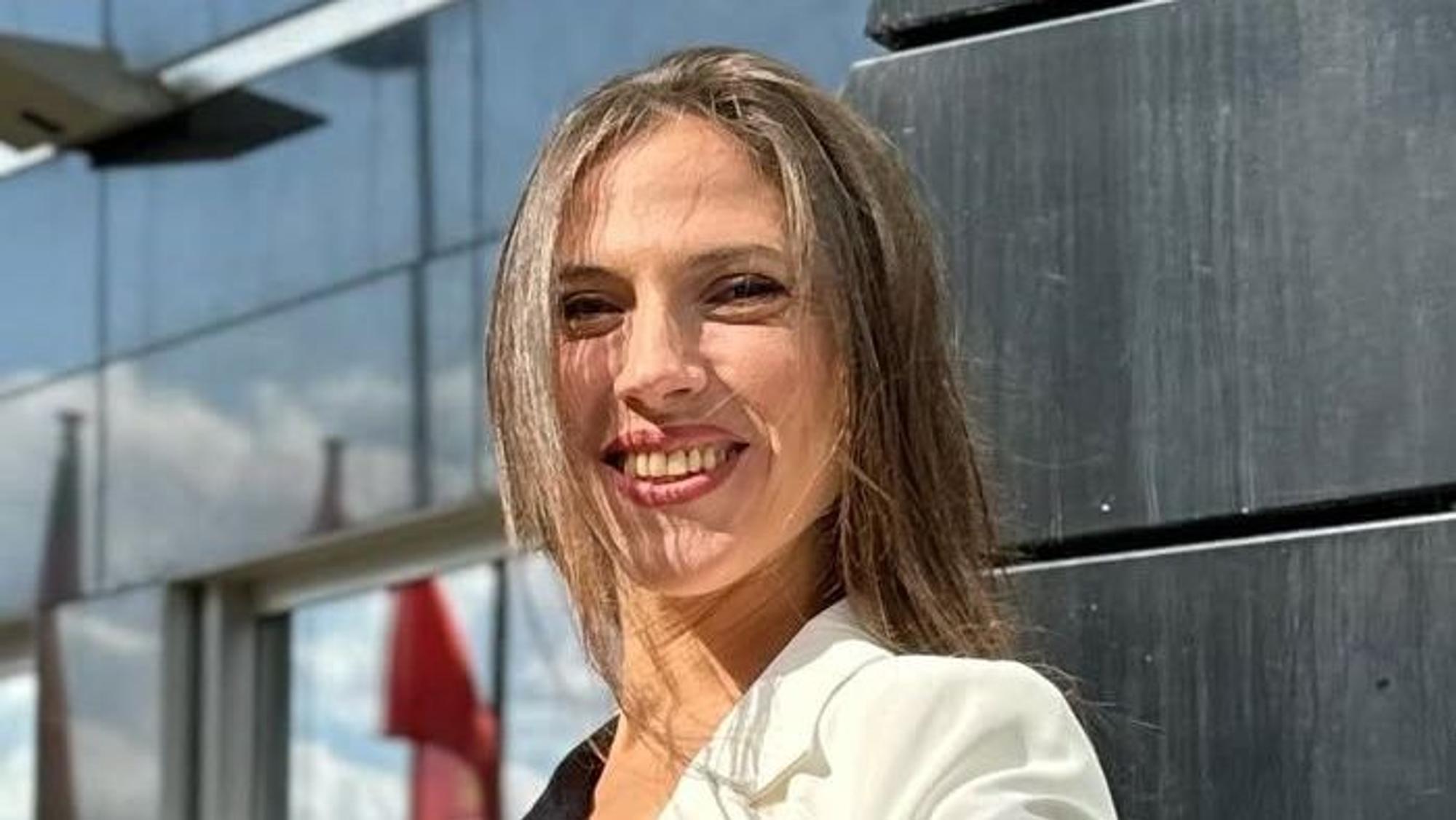 Auf dem Foto ist eine junge Frau mit langem braunen Haar zu sehen.