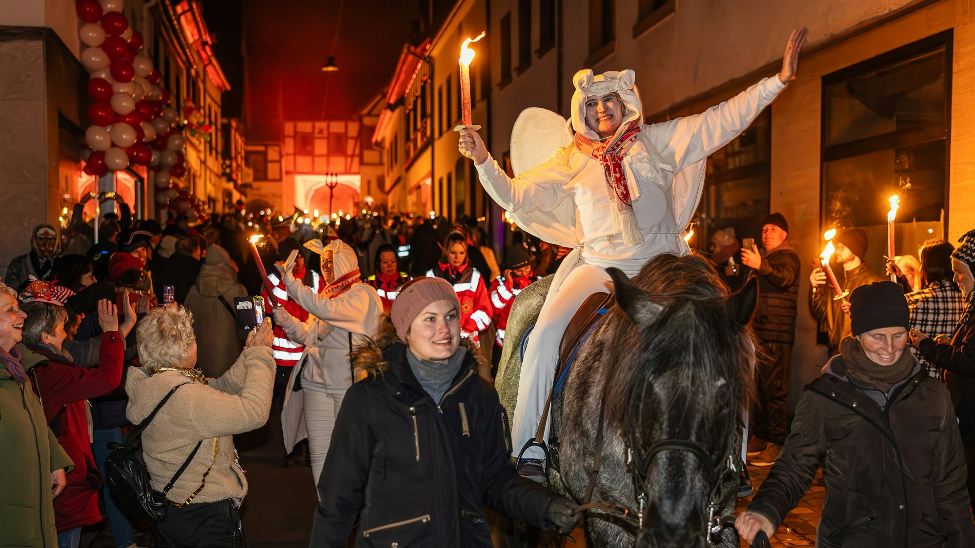 Hoch zu Ross ritt mit Elena I. (Weber) zum zweiten Mal eine Frau als Obergeist dem Zug voran.