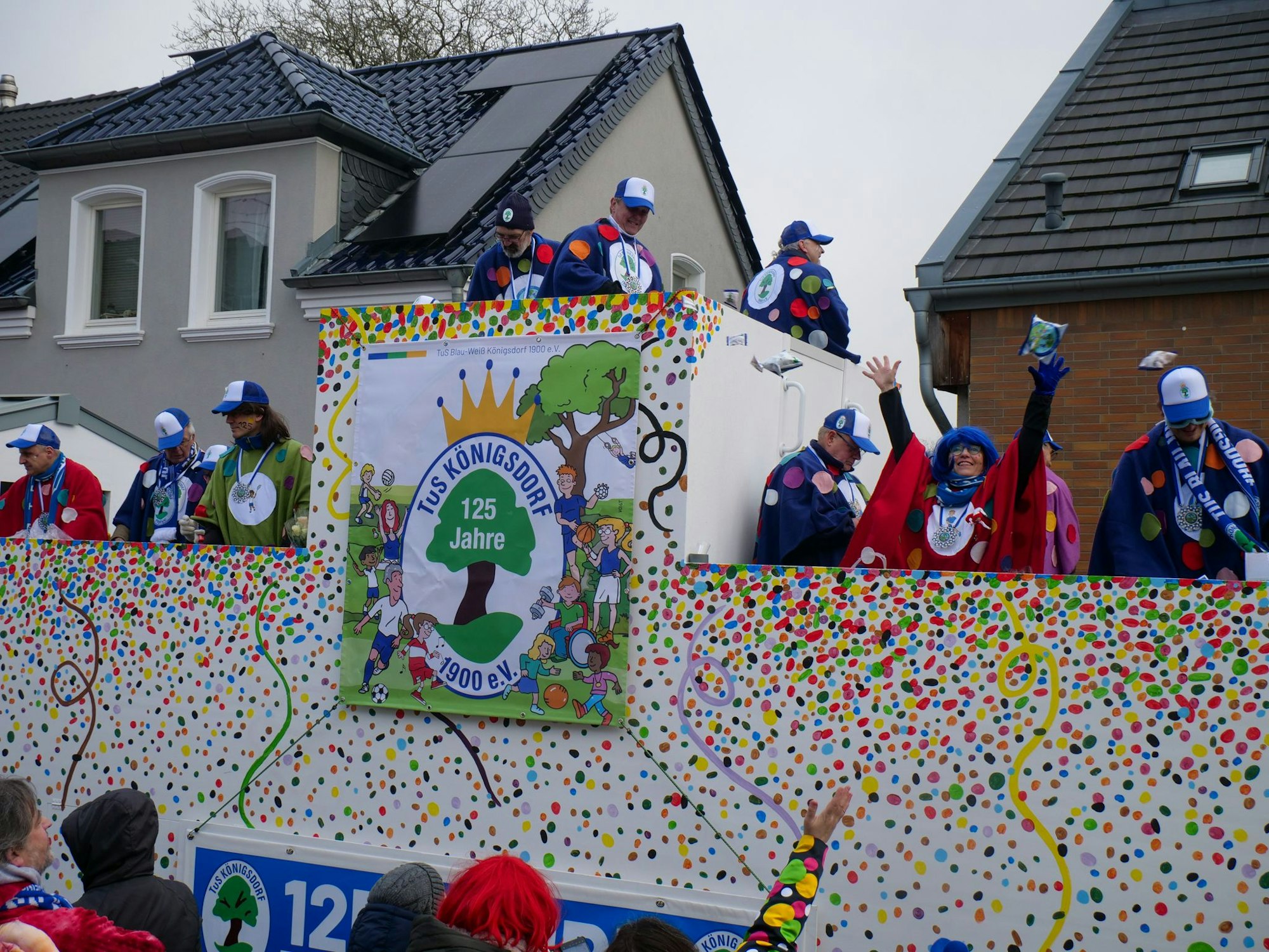 Auf dem Foto ist ein Karnevalswagen des TuS Königsdorf zu sehen, der mit bunten Punkten angemalt ist.
