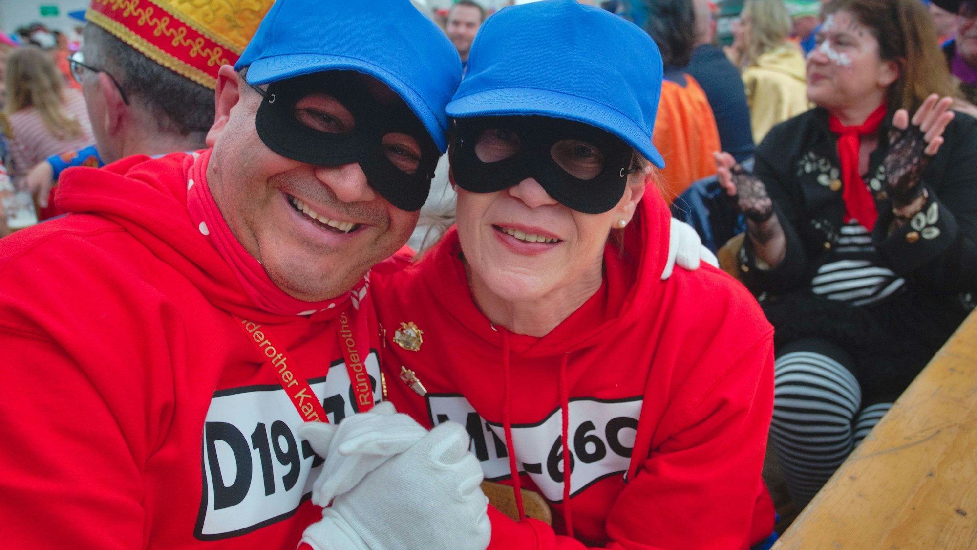 Zwei Karnevalisten sind als Panzerknacker verkleidet.