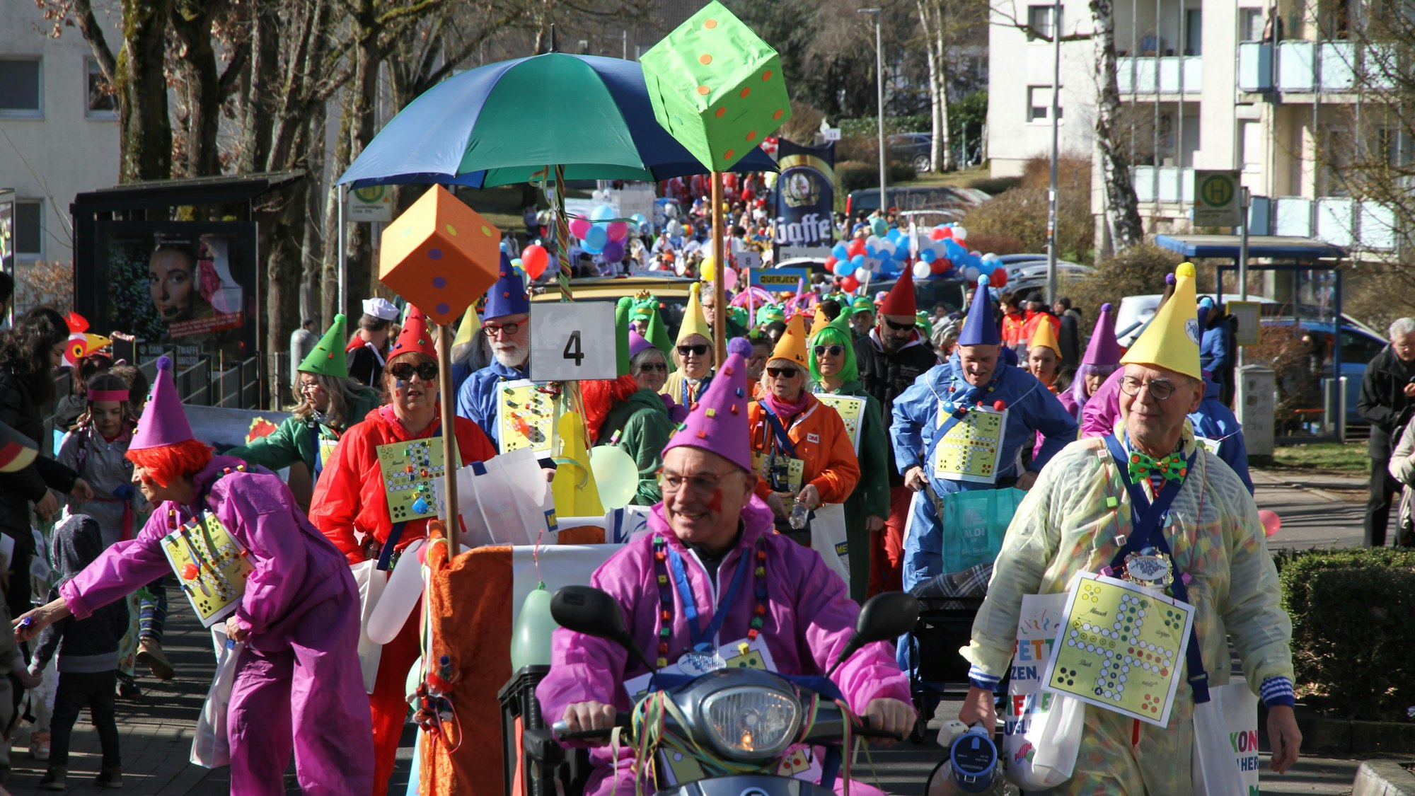 Als jecke Spielfiguren war die Bürgergemeinschaft Kaldauen an Karnevalsonntag im Zug unterwegs.