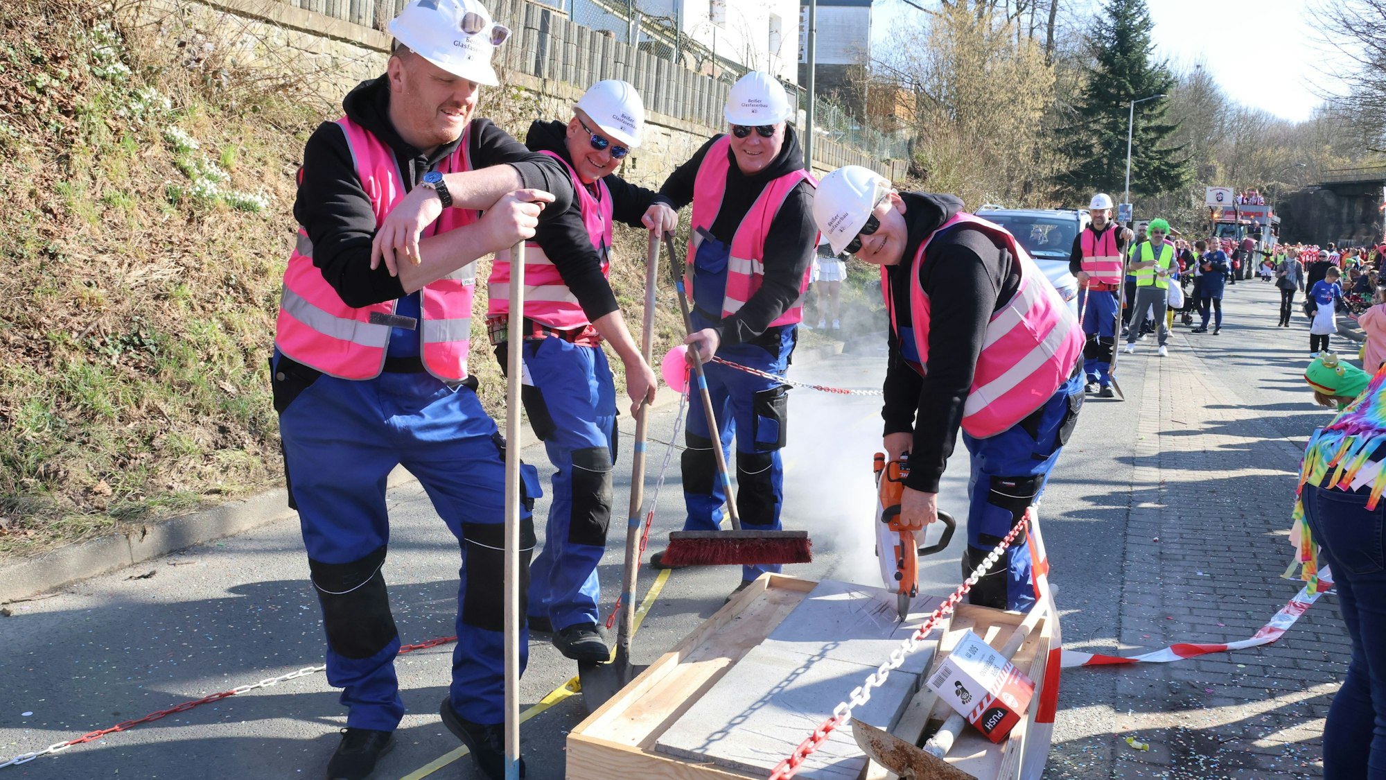 Eine als Bauarbeiter verkleidete Gruppe bei einem Karnevalszug.