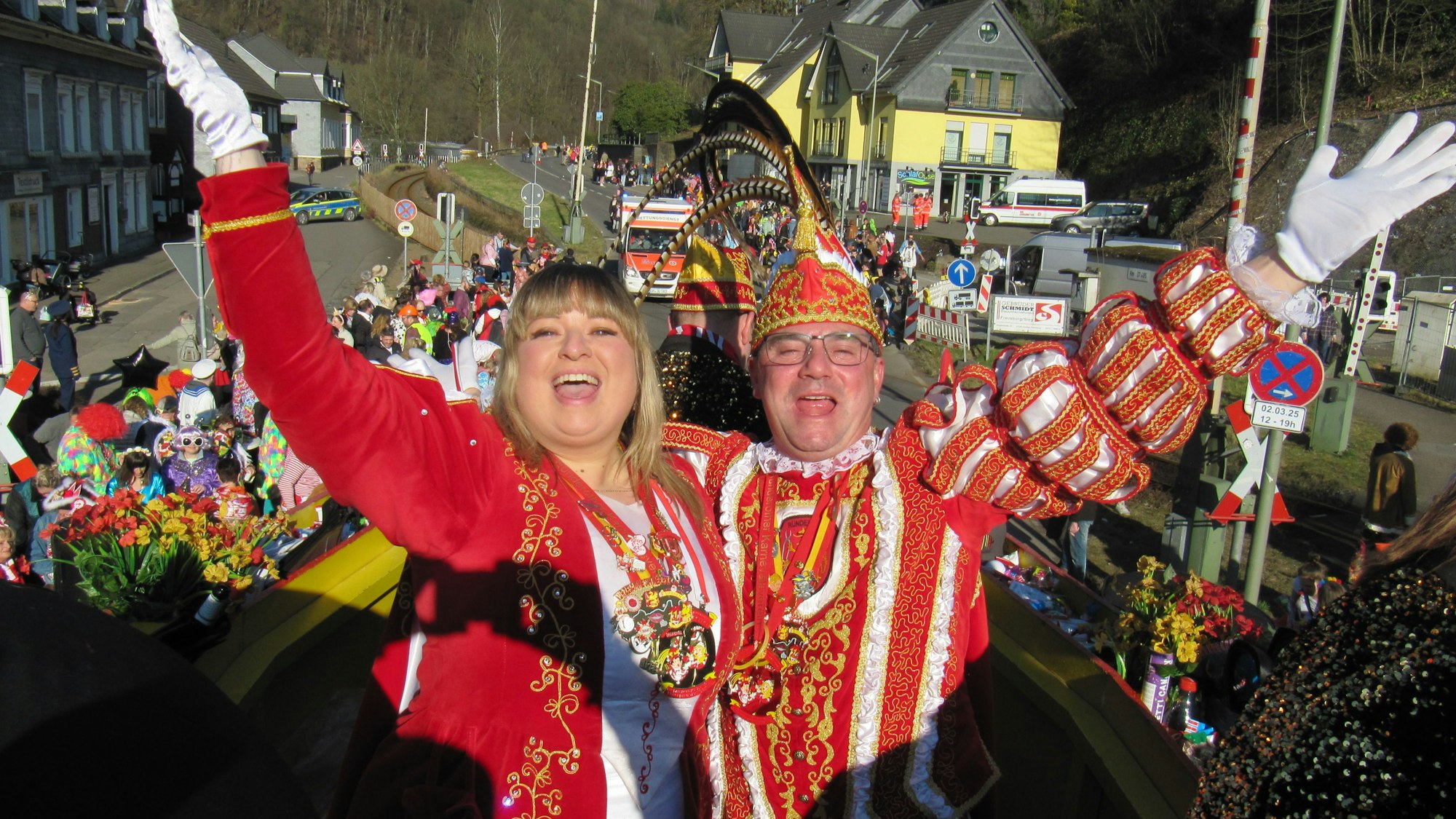 Ein Prinzenpaar auf einem Karnevalswagen.