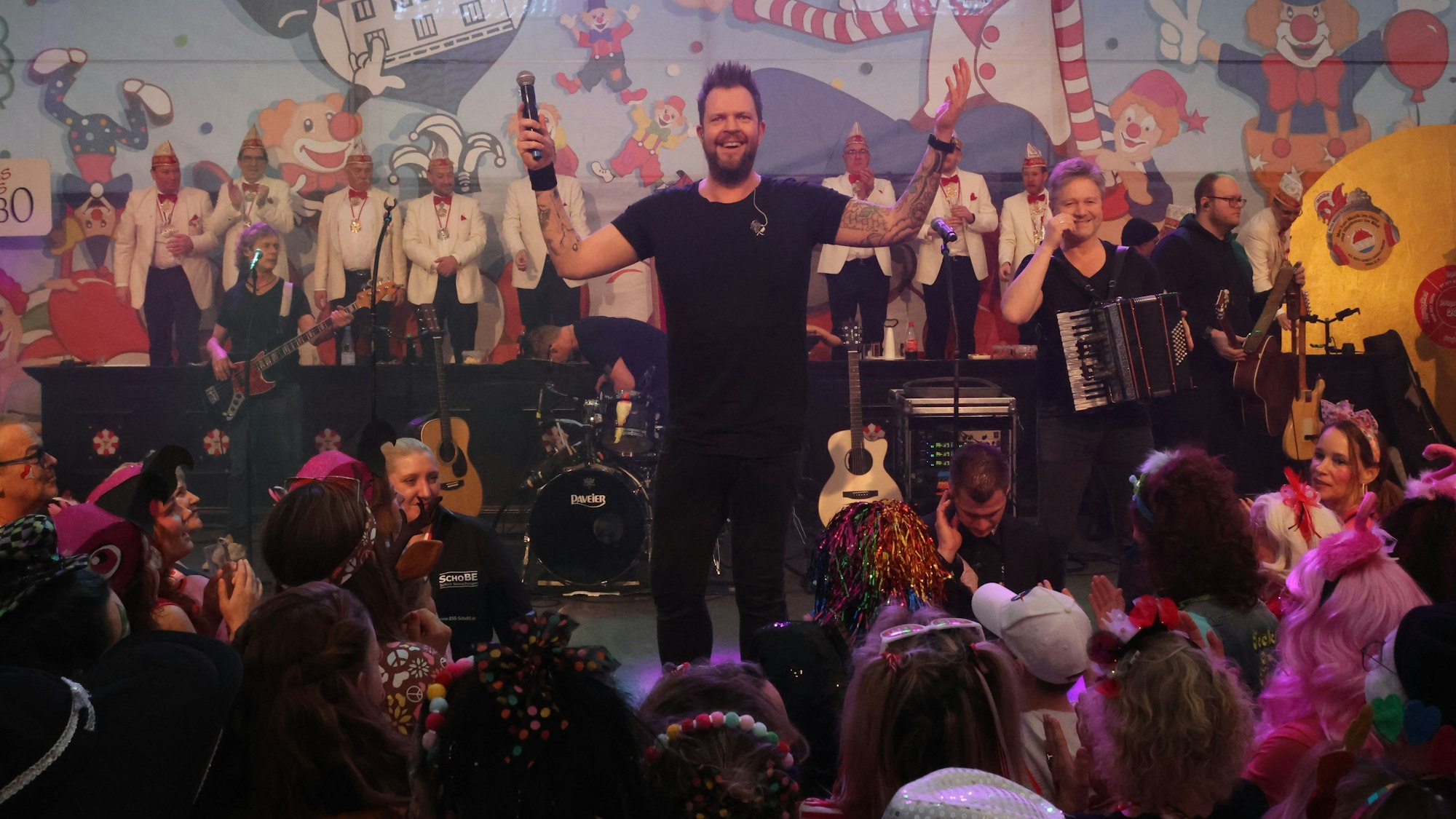 Sänger Sven Welter von den Paveiern bei der Prunksitzung in Denklingen.