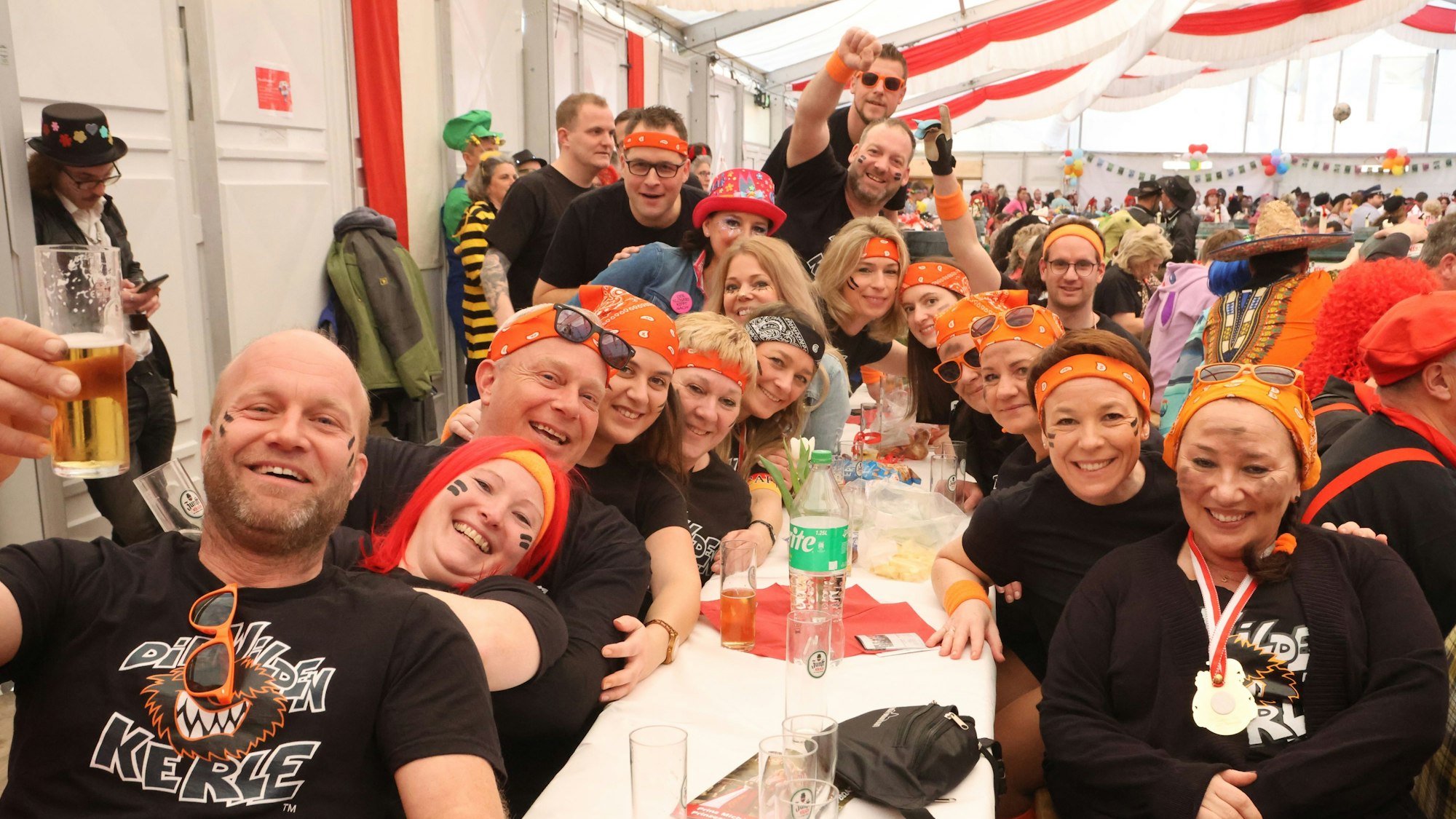 Eine Gruppe ist als „Wilde Kerle“ kostümiert.