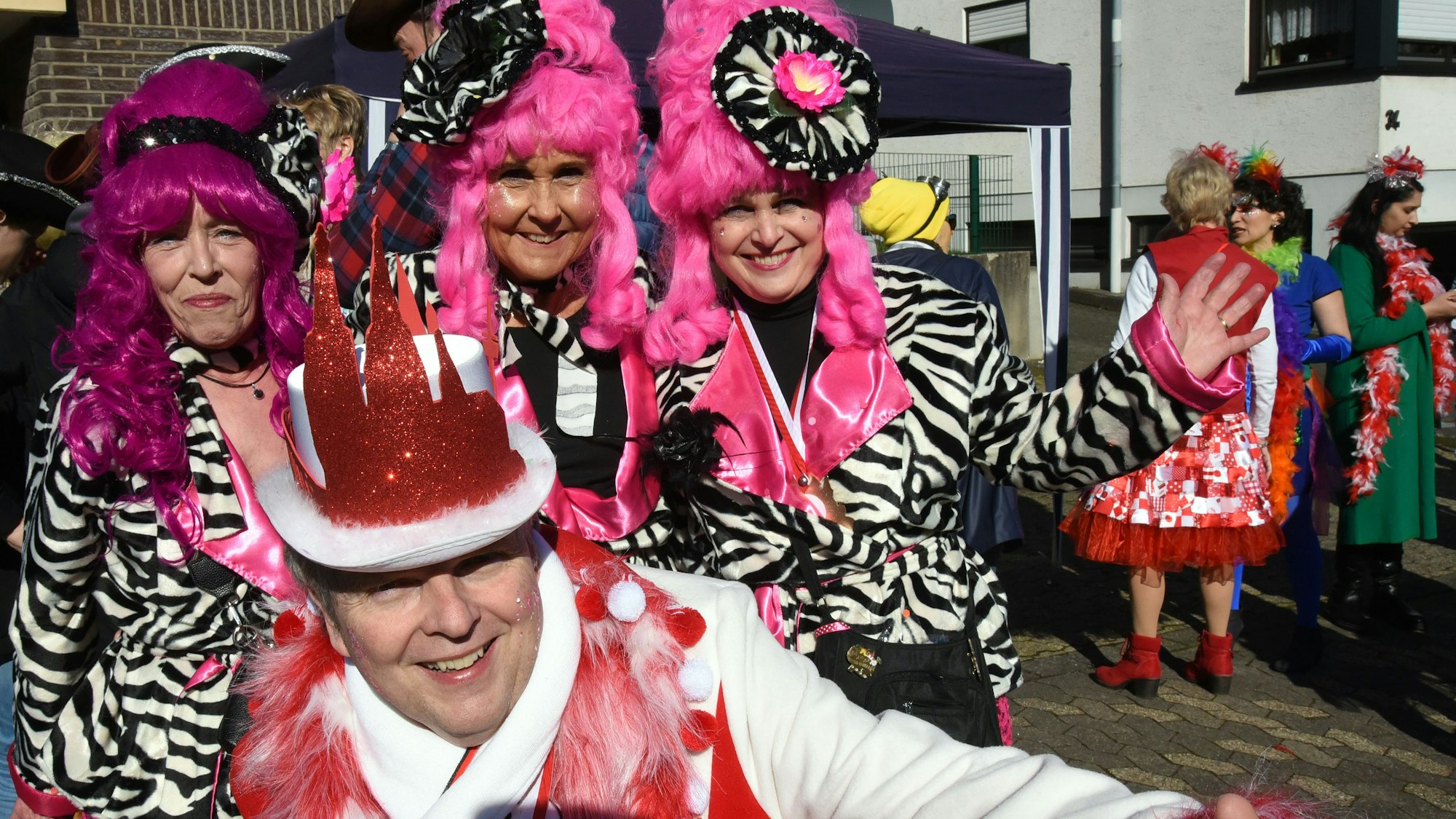 Vier bunt kostümierte Frauen bei einem Karnevalszug.