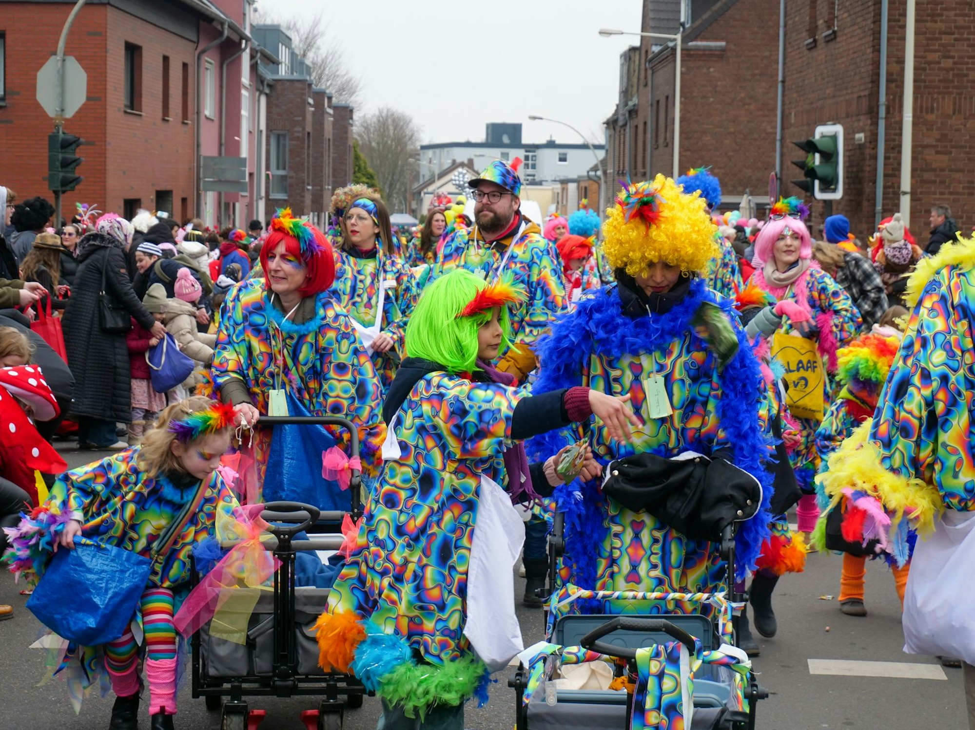 Auf dem Bild ist die Fußgruppe der Mauritiusgrundschule zu sehen, die bunte Perücken und Kostüme trägt.