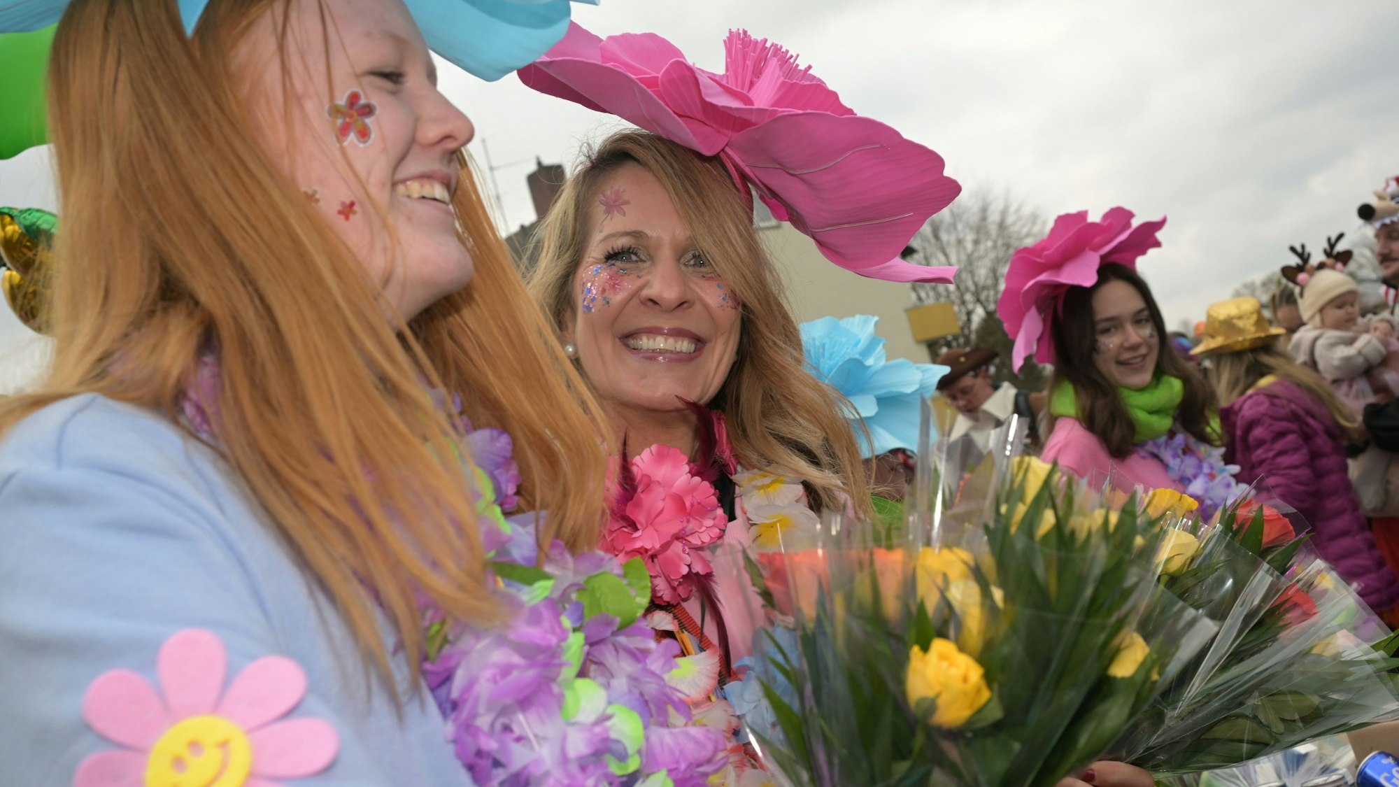 Bund kostümierte Jecke schauen in die Kamera.