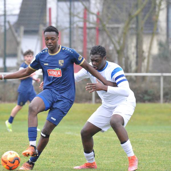 Das Foto zeigt einen Fußballer im blauen Trikot, der den Ball vor seinem Königsdorfer Gegenspieler abschirmt.