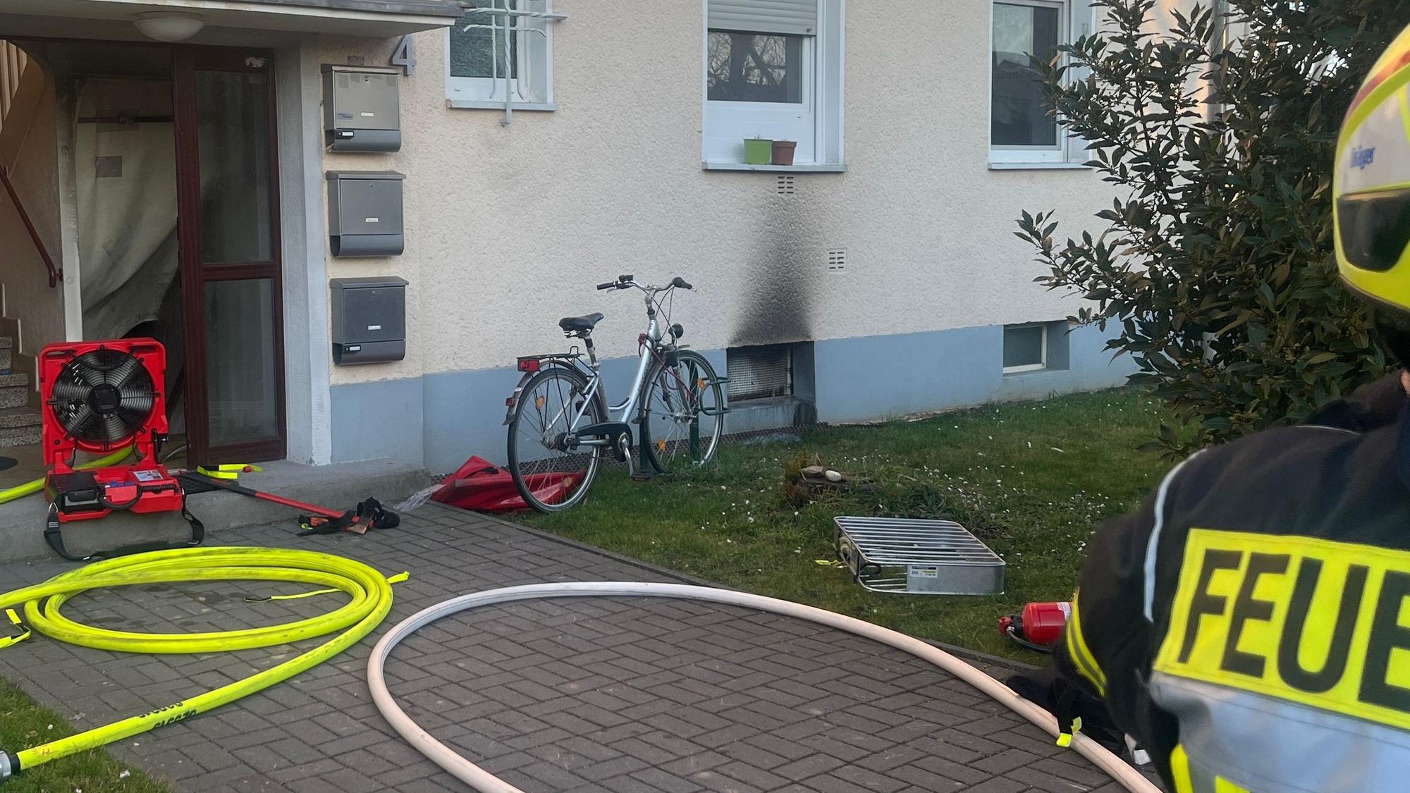 Aus einem Fenster zieht sich eine schwarze Färbung nach oben.
