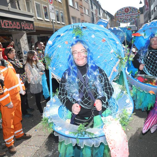 02.03.2025, Köln: Die Schull- un Veedelszöch sind ein traditioneller Karnevalsumzug im Kölner Karneval. V5 Junge un Mädcher vum Erbhof von 1966 Foto: Arton Krasniqi
