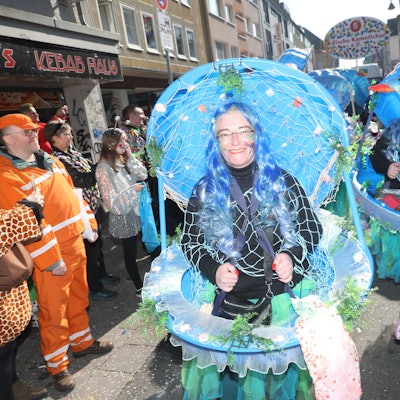 02.03.2025, Köln: Die Schull- un Veedelszöch sind ein traditioneller Karnevalsumzug im Kölner Karneval. V5 Junge un Mädcher vum Erbhof von 1966 Foto: Arton Krasniqi