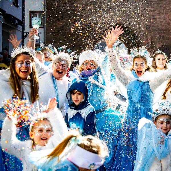 Das Bild zeigt die Gruppe aus Rodert, die als Eiskristalle verkleidet durch Bad Münstereifel zog. Dabei schmissen sie auch mal Konfetti in die Luft.