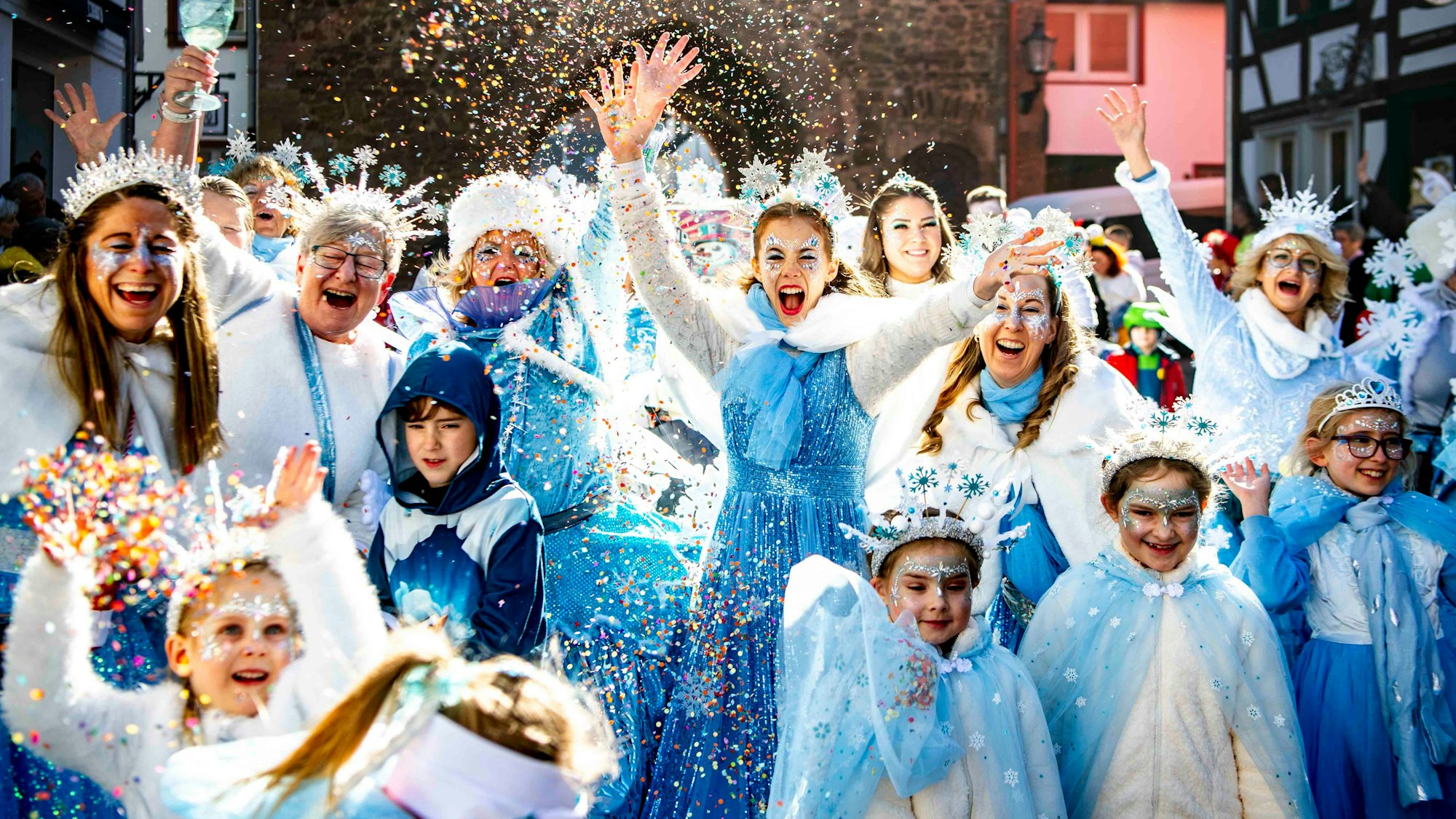 Das Bild zeigt die Gruppe aus Rodert, die als Eiskristalle verkleidet durch Bad Münstereifel zog. Dabei schmissen sie auch mal Konfetti in die Luft.