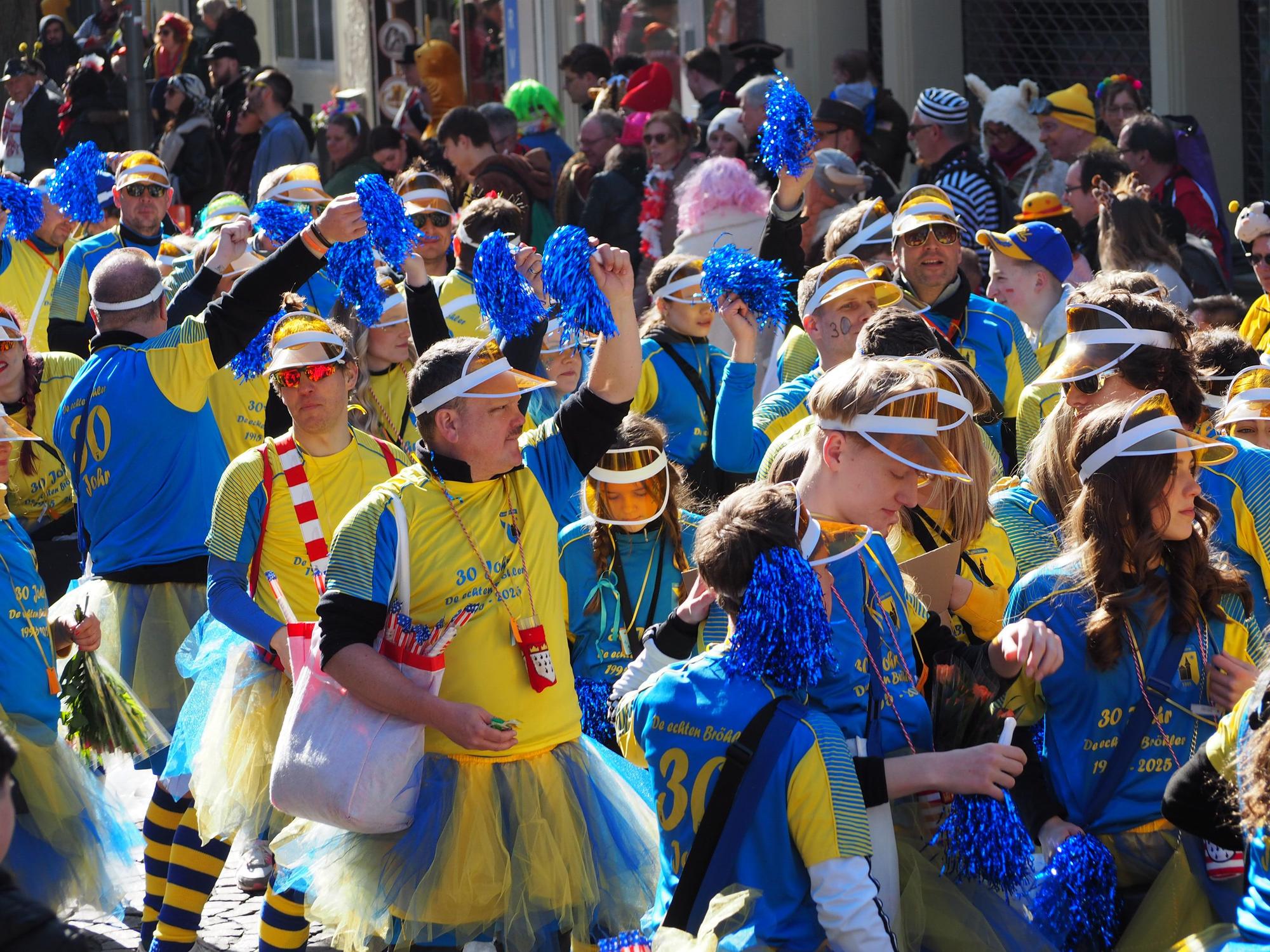 Eine Gruppe in den Farben Blau und Gelb.