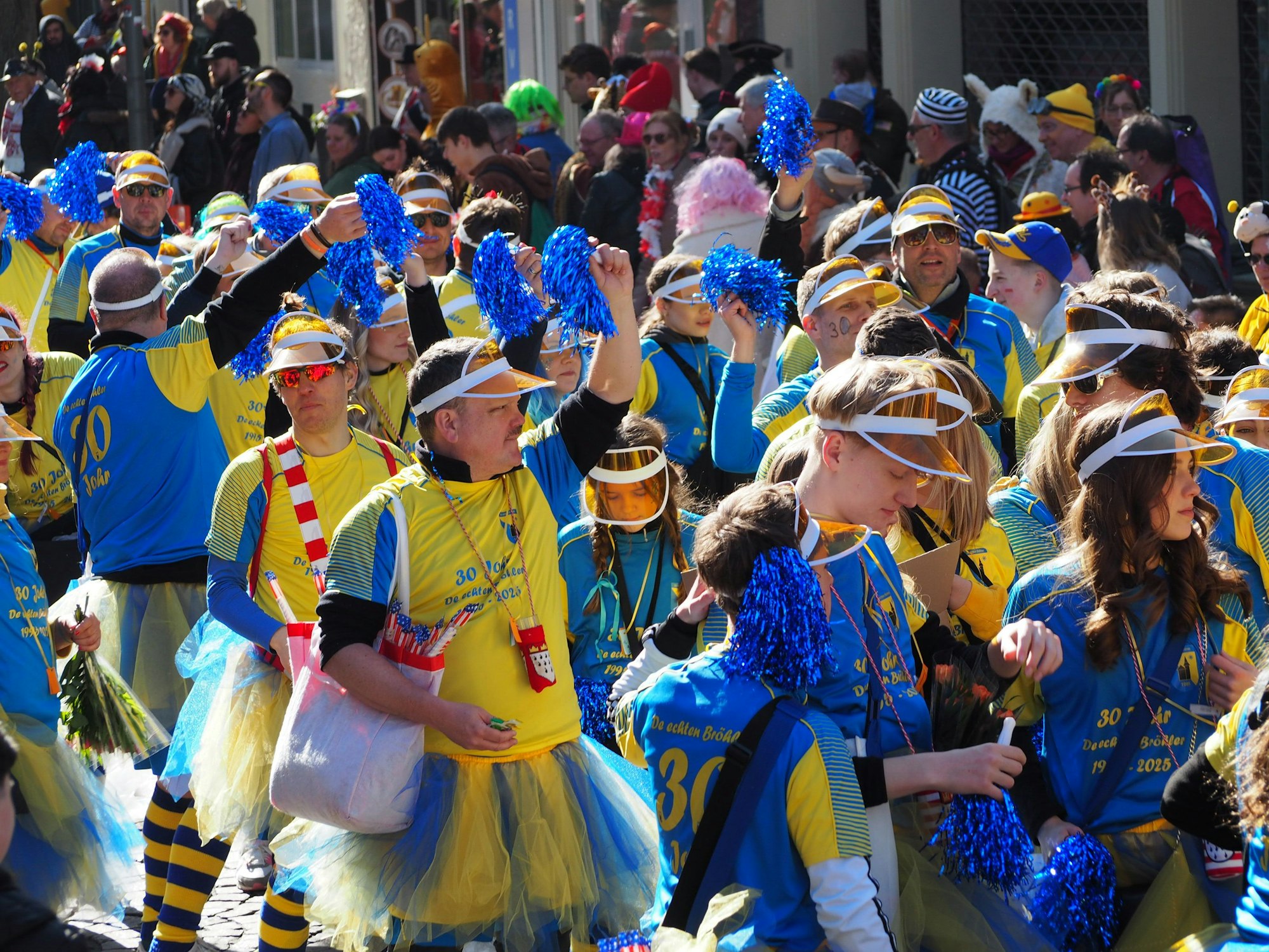 Eine Gruppe in den Farben Blau und Gelb.