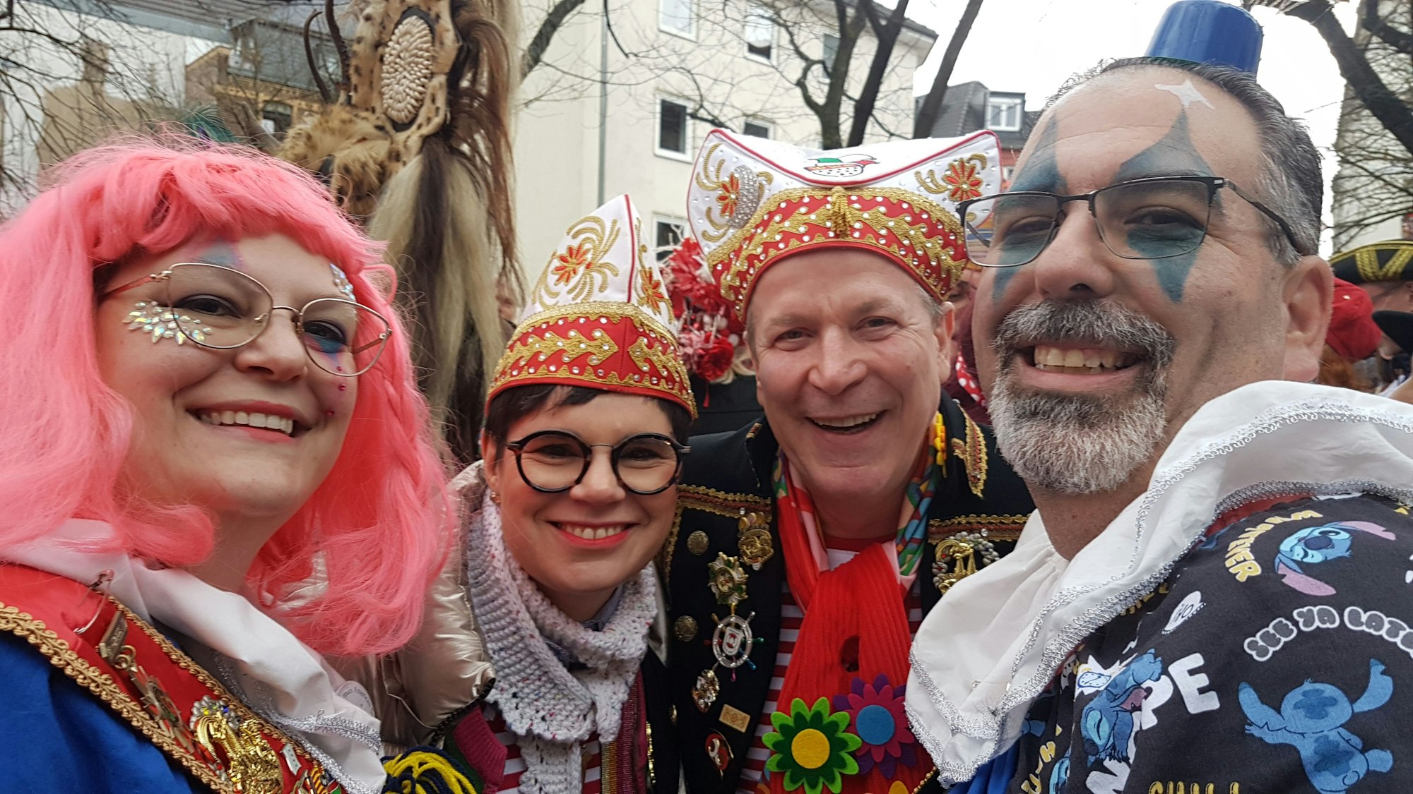 Joel Contreras und Sarah Rothwell von der Karnevalsgesellschaft San Diego, sie waren 2023 das Prinzenpaar, haben in Köln FK-Präsident Christoph Kuckelkorn und Vizepräsidentin Christine Flock getroffen.