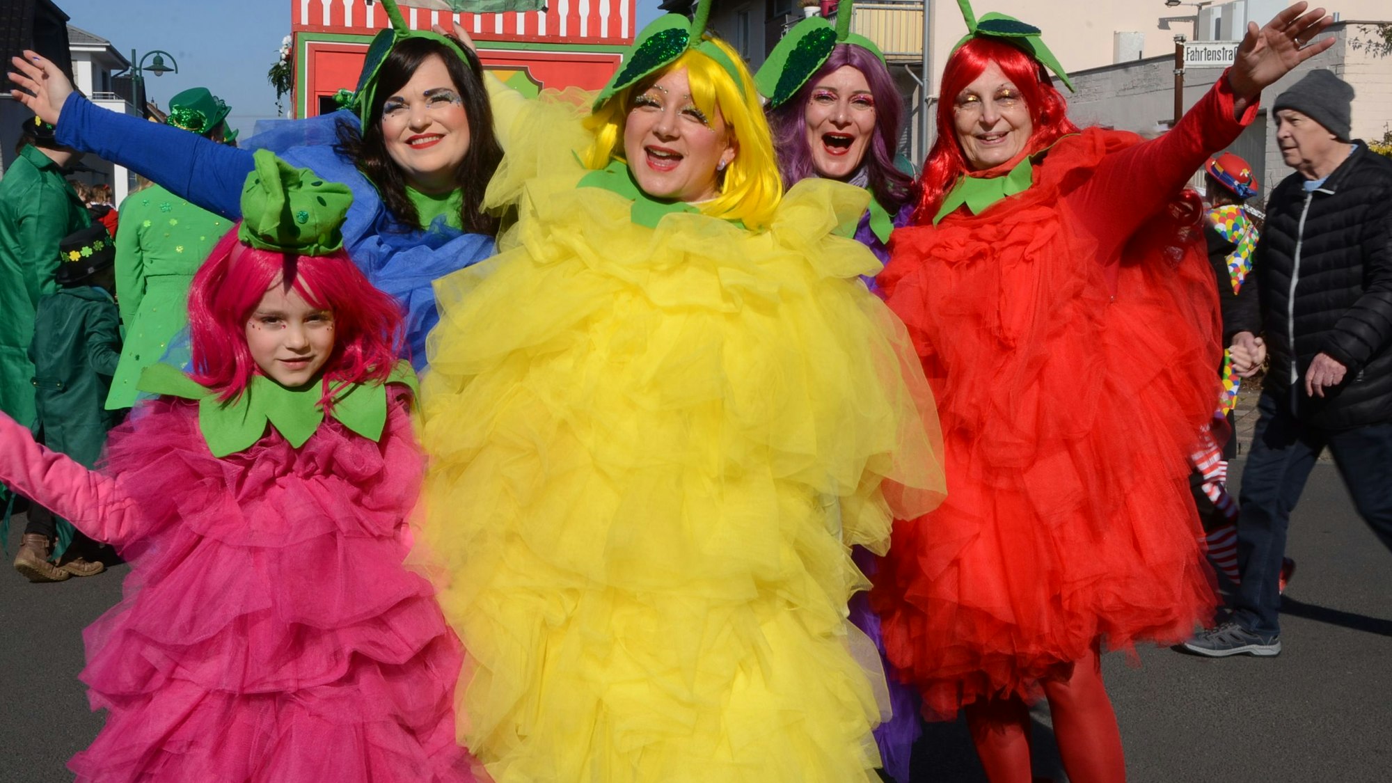 Farbenfroh und fröhlich wie immer: Der Zug in Rheidt am Karnevalssonntag
Bunt es jesund verkündeten Brigitte und Maijke Doemges, die das durchaus auch politisch meinten.