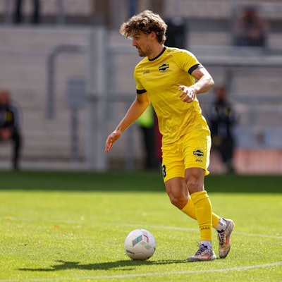 Hohkeppels Spieler Enzo Wirtz in einer Spielsituation auf einem Fußballplatz.