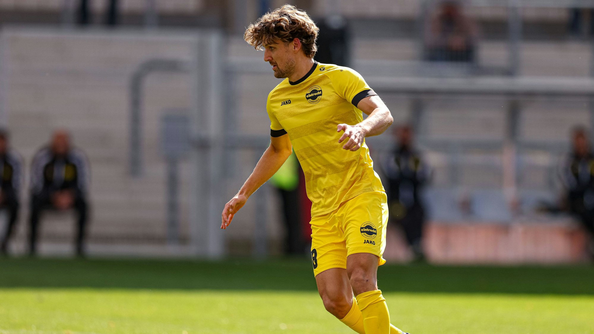 Enzo Wirtz läuft mit dem Ball am Fuß über den Platz.