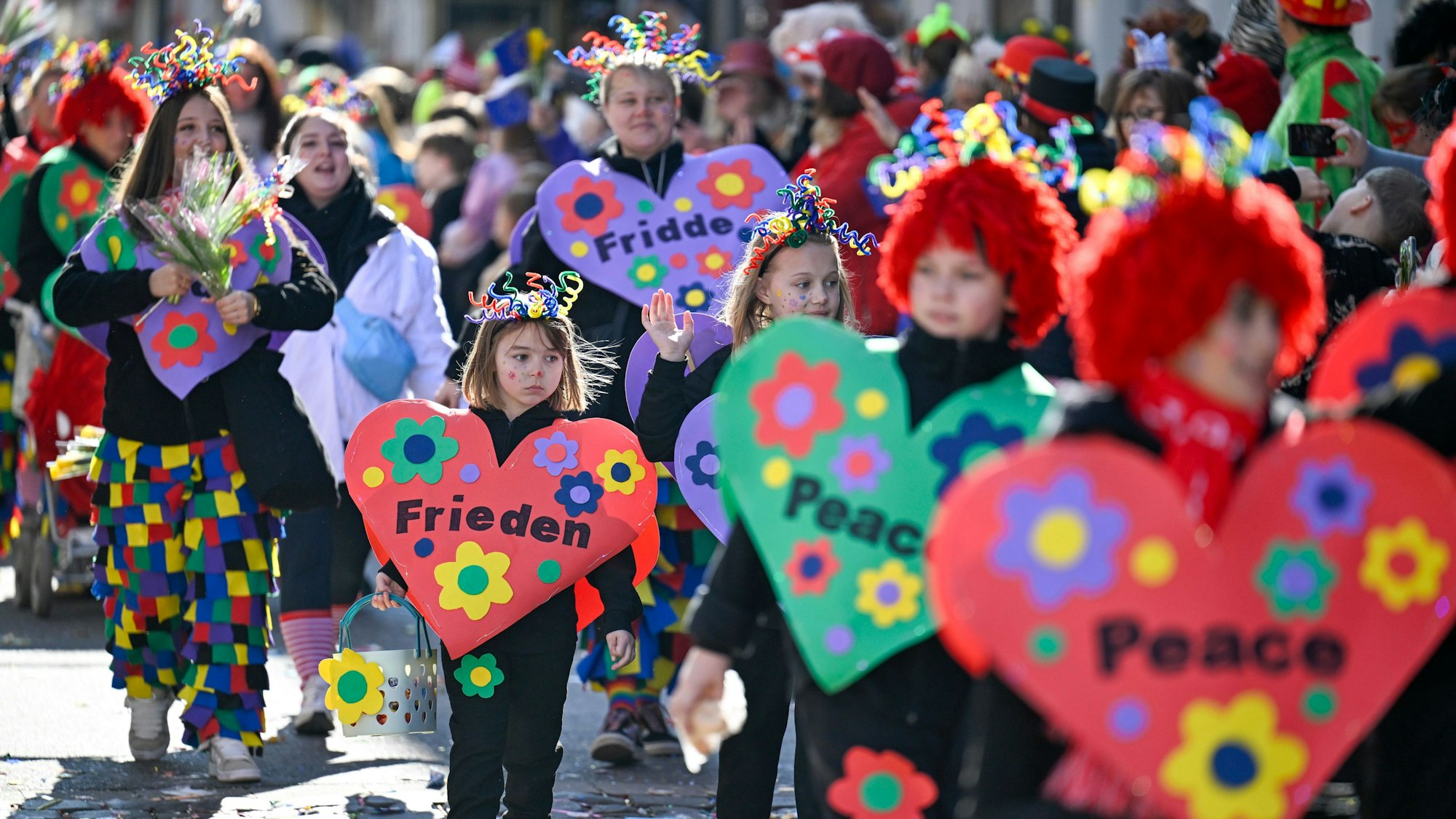 02.03.2025, Köln: Die Schull- un Veedelszöch ziehen durch die Severinstraße. Foto: Uwe Weiser