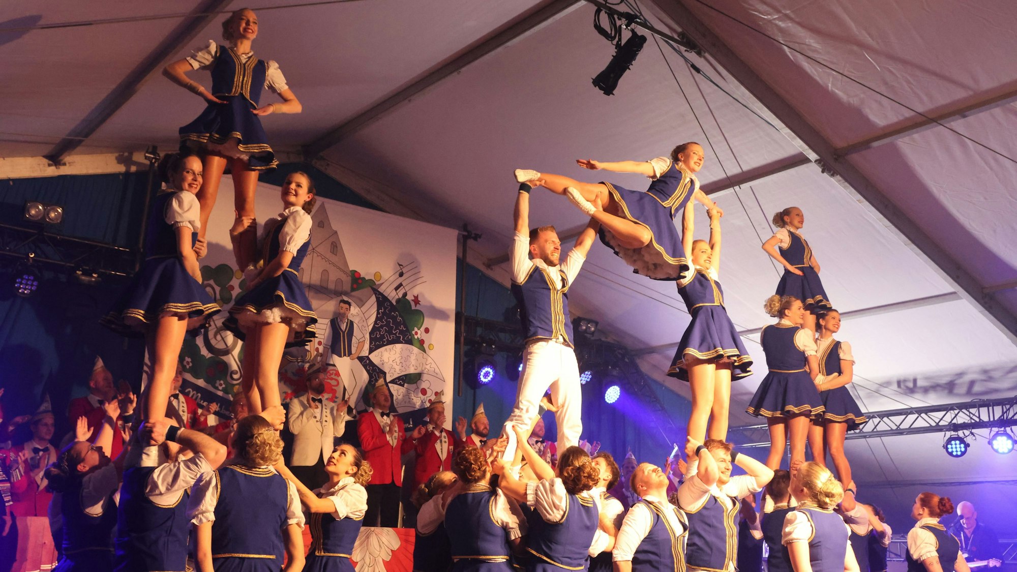 Die Funkengarde bei einem Auftritt auf der Prunksitzung in Morsbach.