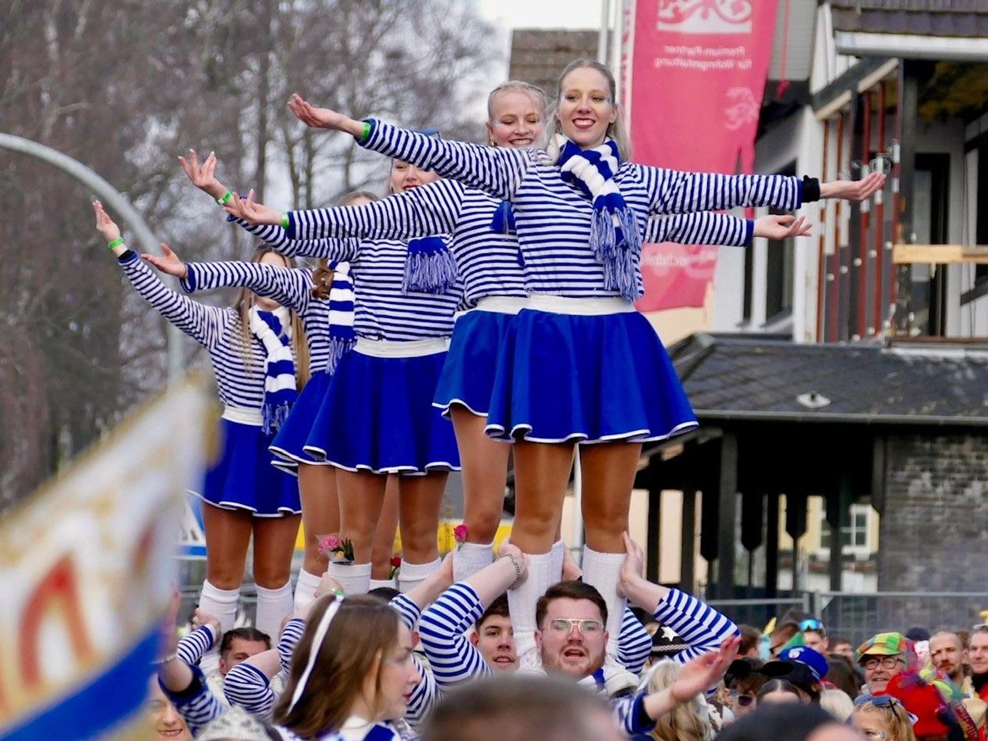 Mit wunderbaren Hebefiguren begeisterte diese Tanzgruppe in blau-weiß die Närrinnen und Narren am Wegesrand in Seelscheid.