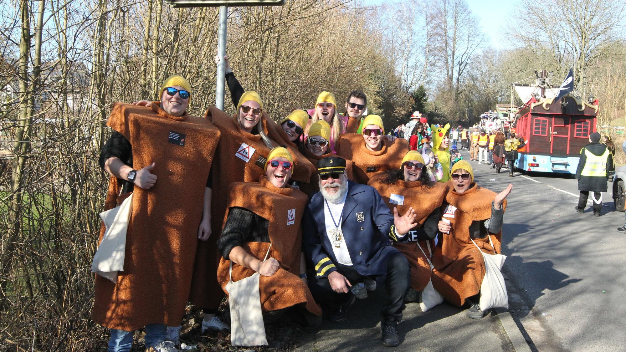 Captain Willi und seine Stäbchen protestierten als Fischstäbchen verkleidet gegen Stäbchen in der Schachtel