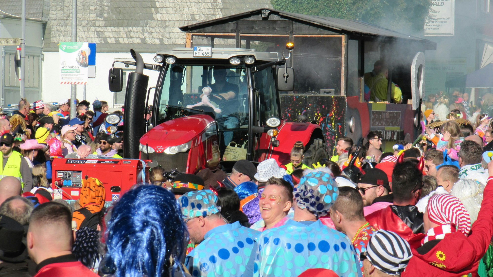 Ein Wagen bei einem Karnevalszug.