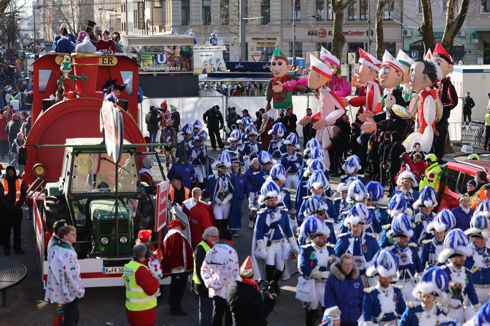 Die Blauen Funken und der Zugleiterwagen des Festkomitees Kölner Karneval führen den Zug an.
