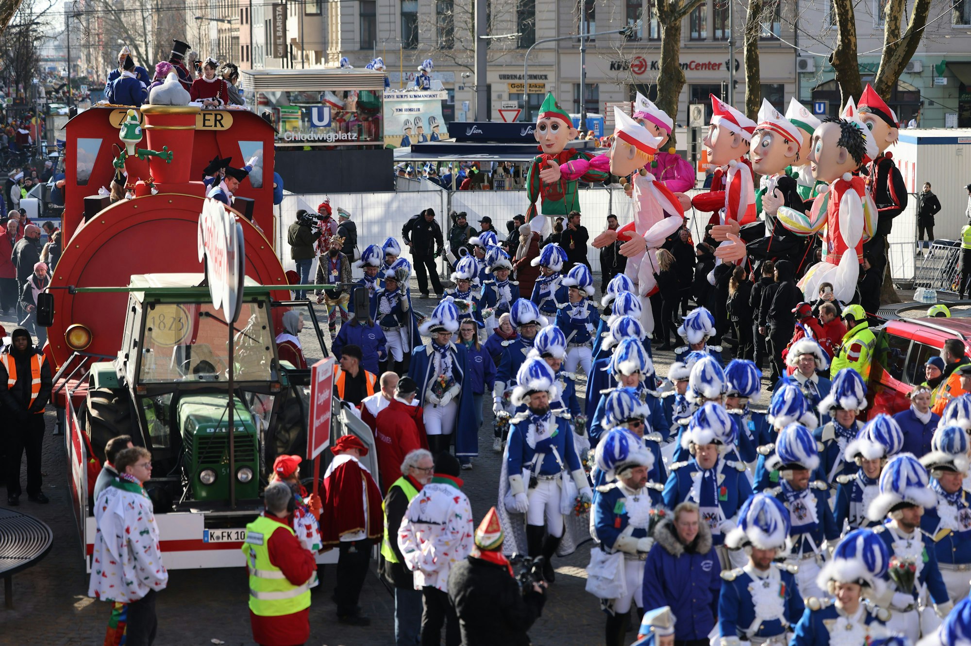 Die Blauen Funken und der Zugleiterwagen des Festkomitees Kölner Karneval führen den Zug an.