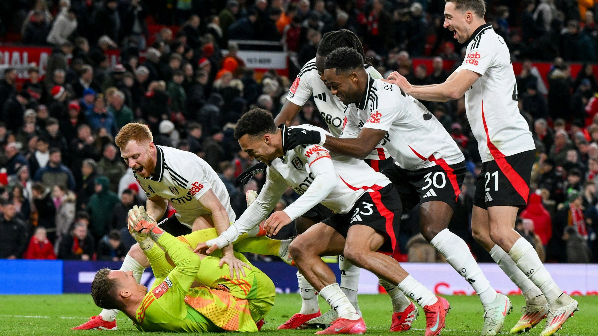 Bernd Leno wird von seinen Mitspielern nach dem Triumph im Elfmeterschießen gegen Manchester United im FA Cup gefeiert.