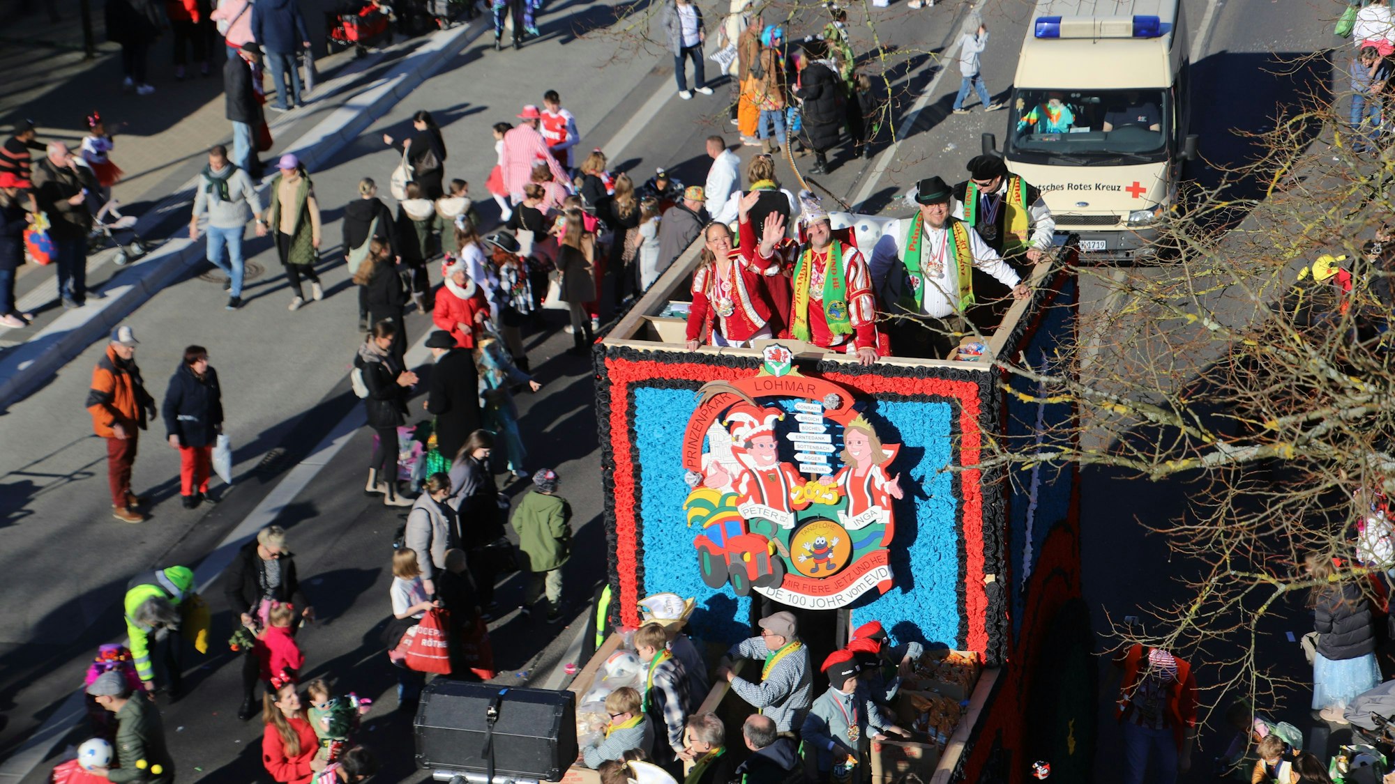 Ein Prinzenwagen wird über den Zugweg gefahren.