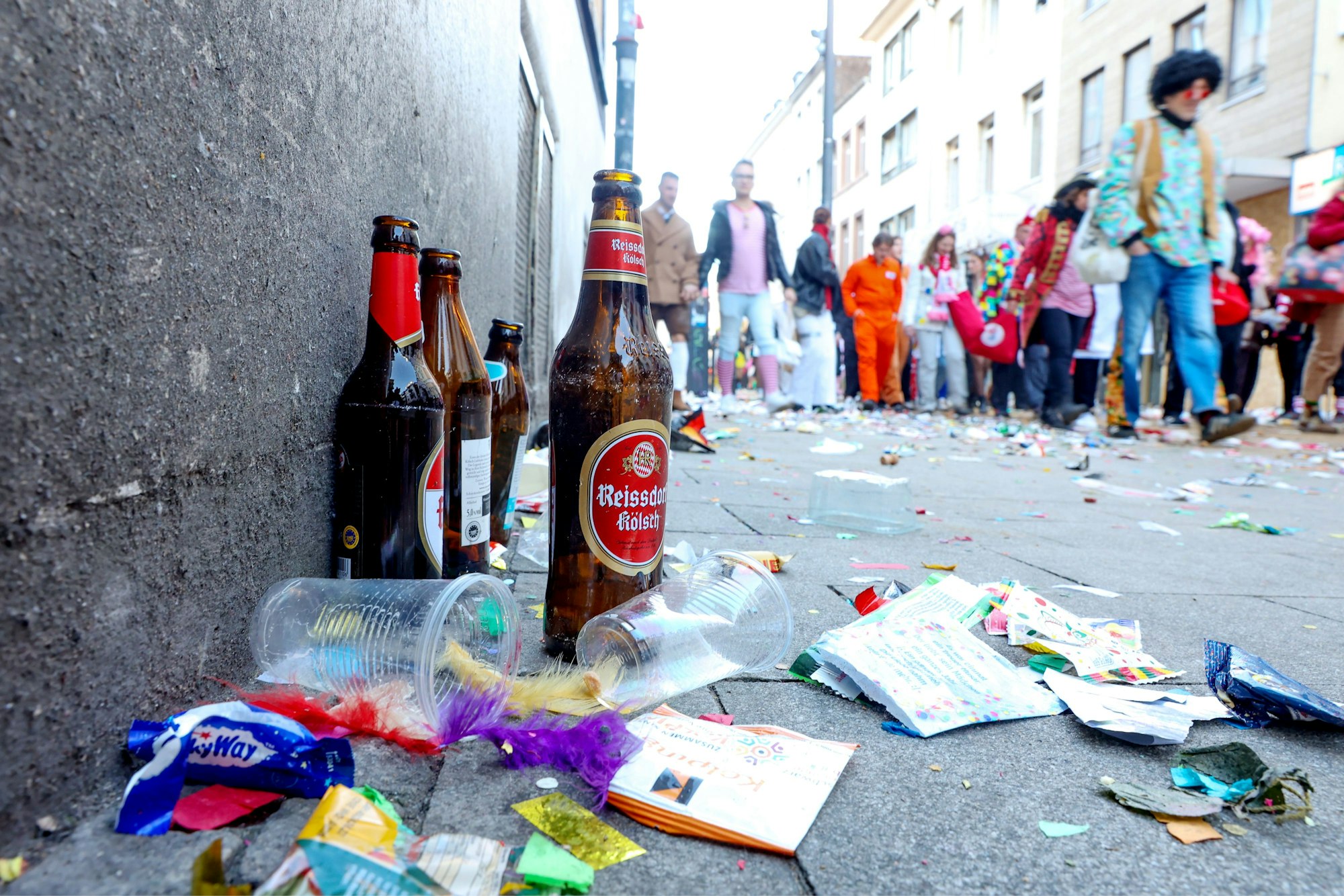 Müll nach dem Zug, leere Bierflaschen, Kamelle und Konfetti