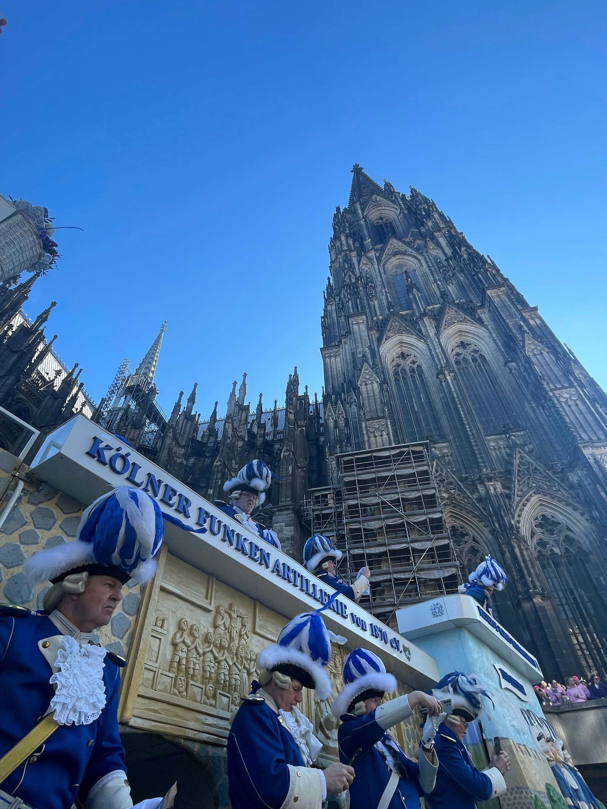 Blaue Funken, blauer Himmel – und dann noch der Dom im Hintergrund. Ein Traum.