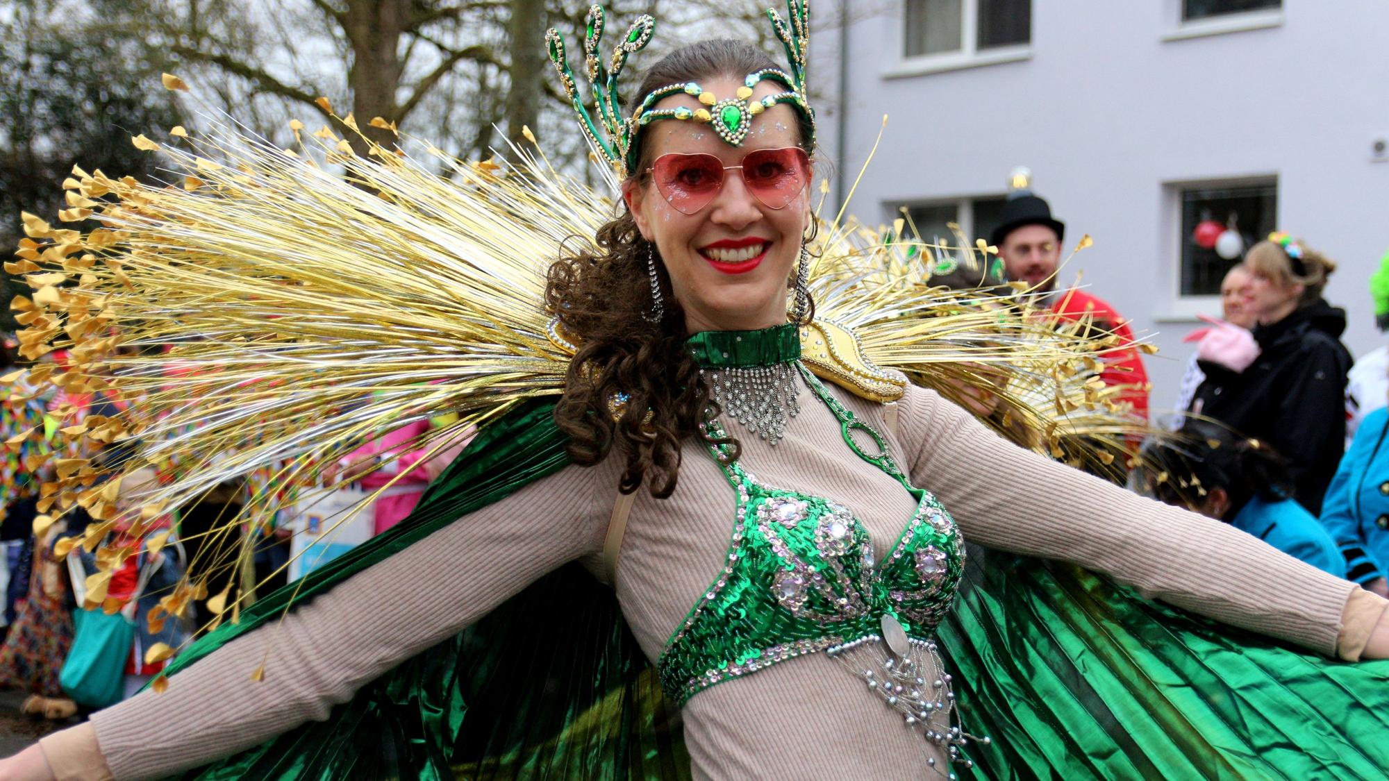 Auf dem Bild ist eine Frau zu sehen, die sich als brasilianische Tänzerin verkleidet hat.