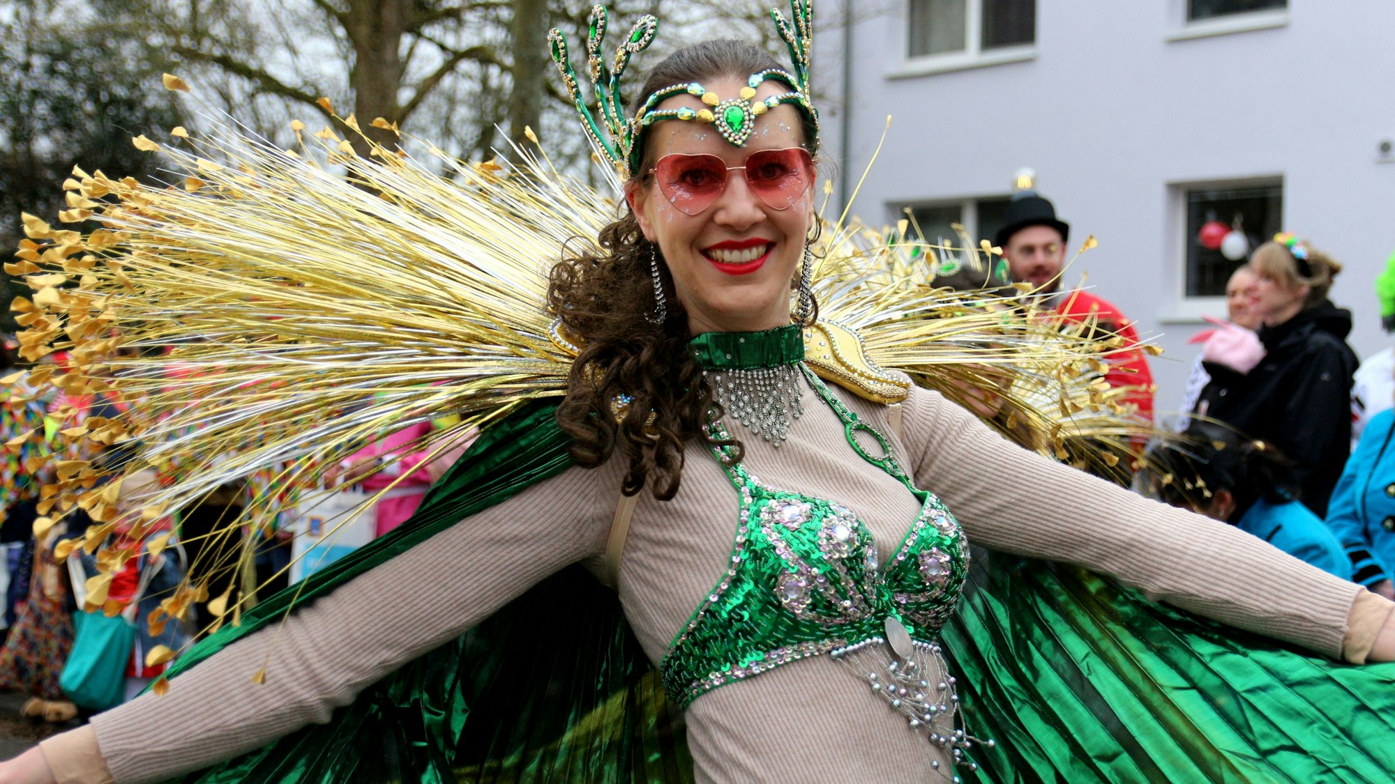 Auf dem Bild ist eine Frau zu sehen, die sich als brasilianische Tänzerin verkleidet hat.