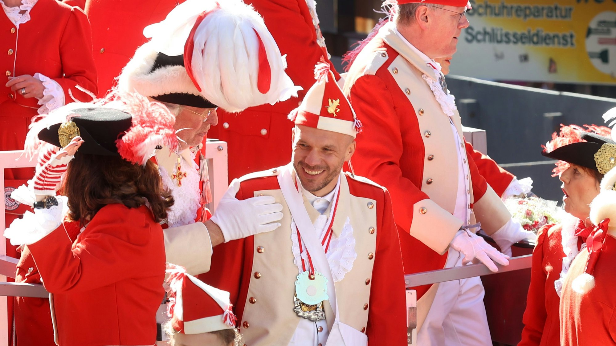 Wie angekündigt, fährt Prinz Lukas Podolski beim Rosenmontagszug 2025 auf dem Wagen der „Roten Funken“ mit.