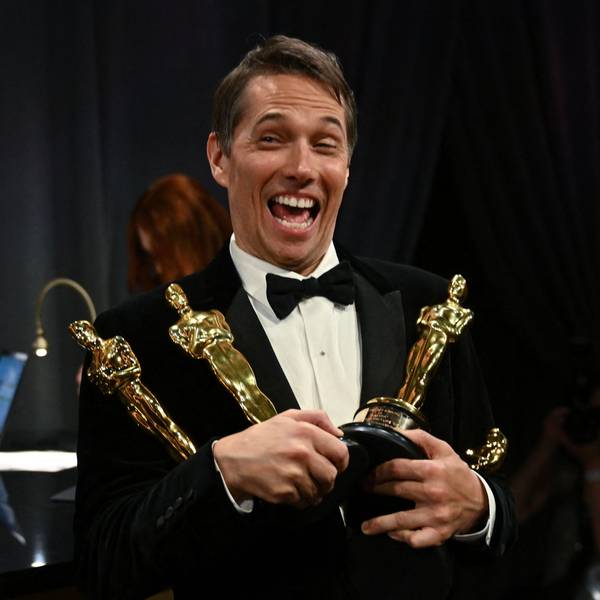 Sean Baker hält vier Oscar-Trophäen in den Händen.