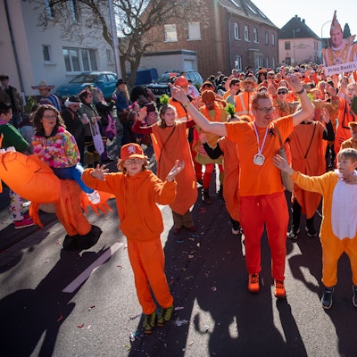 Orange tanzte die Gruppe Abi 98 durch die Zöllecher Straßen.