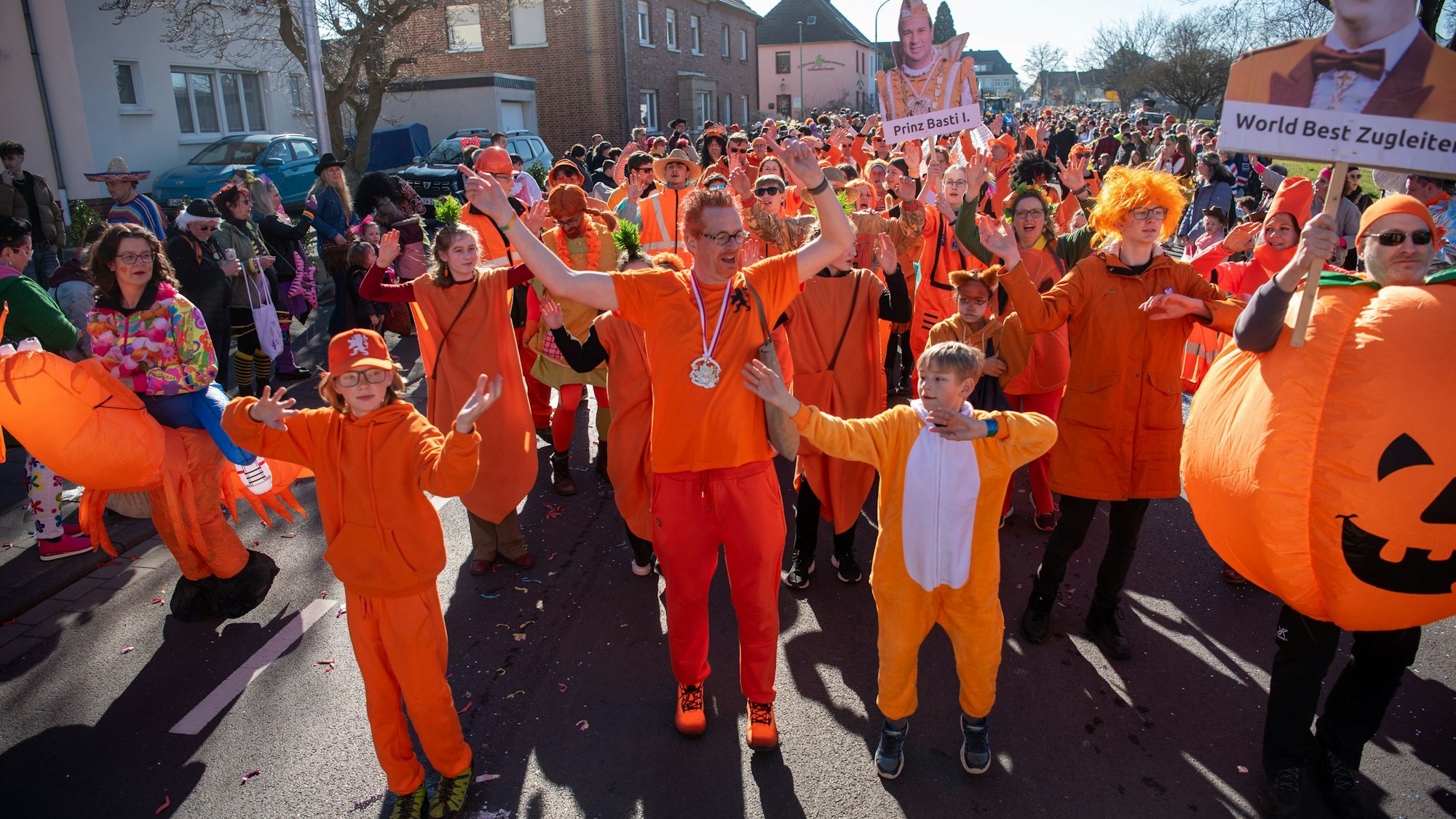 Orange tanzte die Gruppe Abi 98 durch die Zöllecher Straßen.