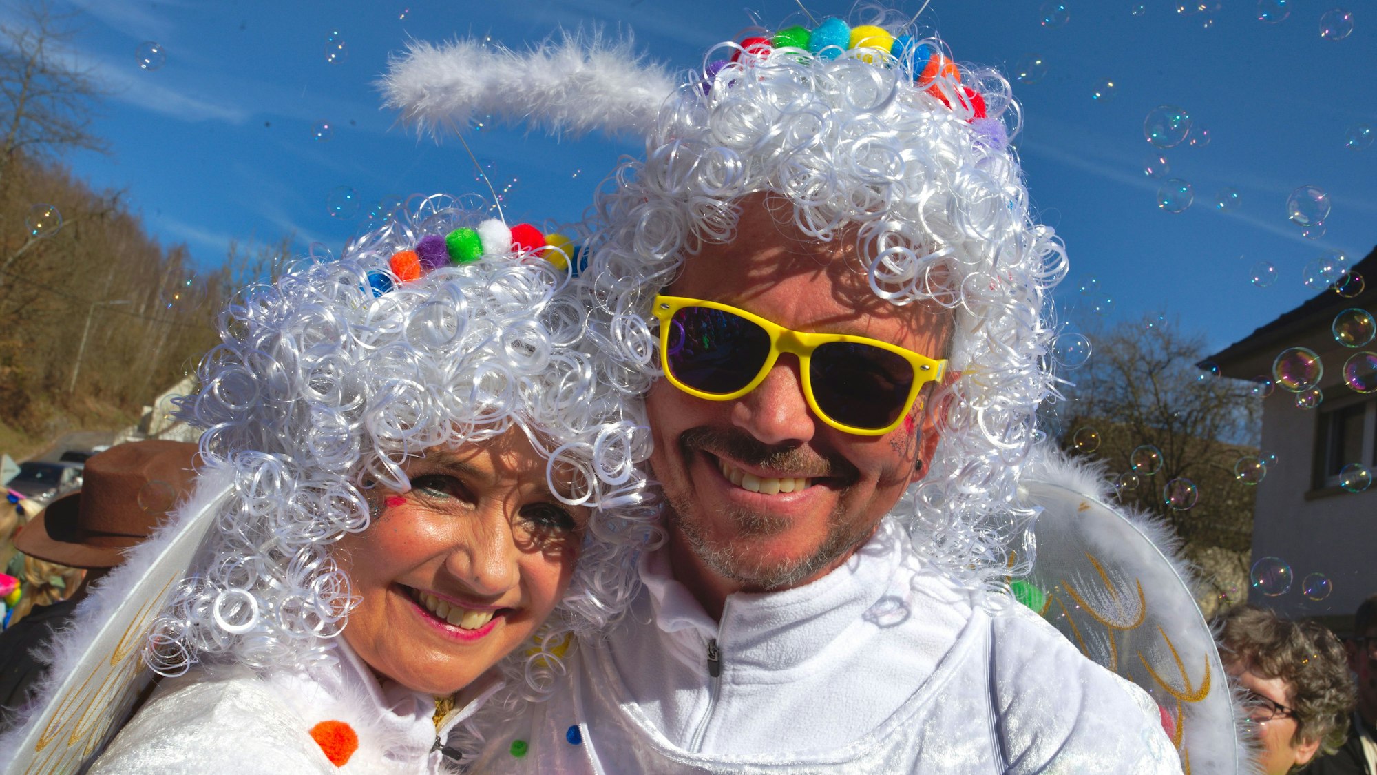 Ein kostümiertes Paar bei eiem Karnevalsumzug.