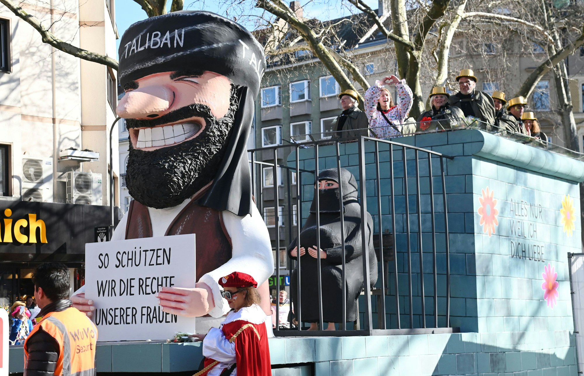 Der zweite Überraschungswagen im Rosenmontagszug thematisiert, wie die Taliban mit Frauen umgehen.
